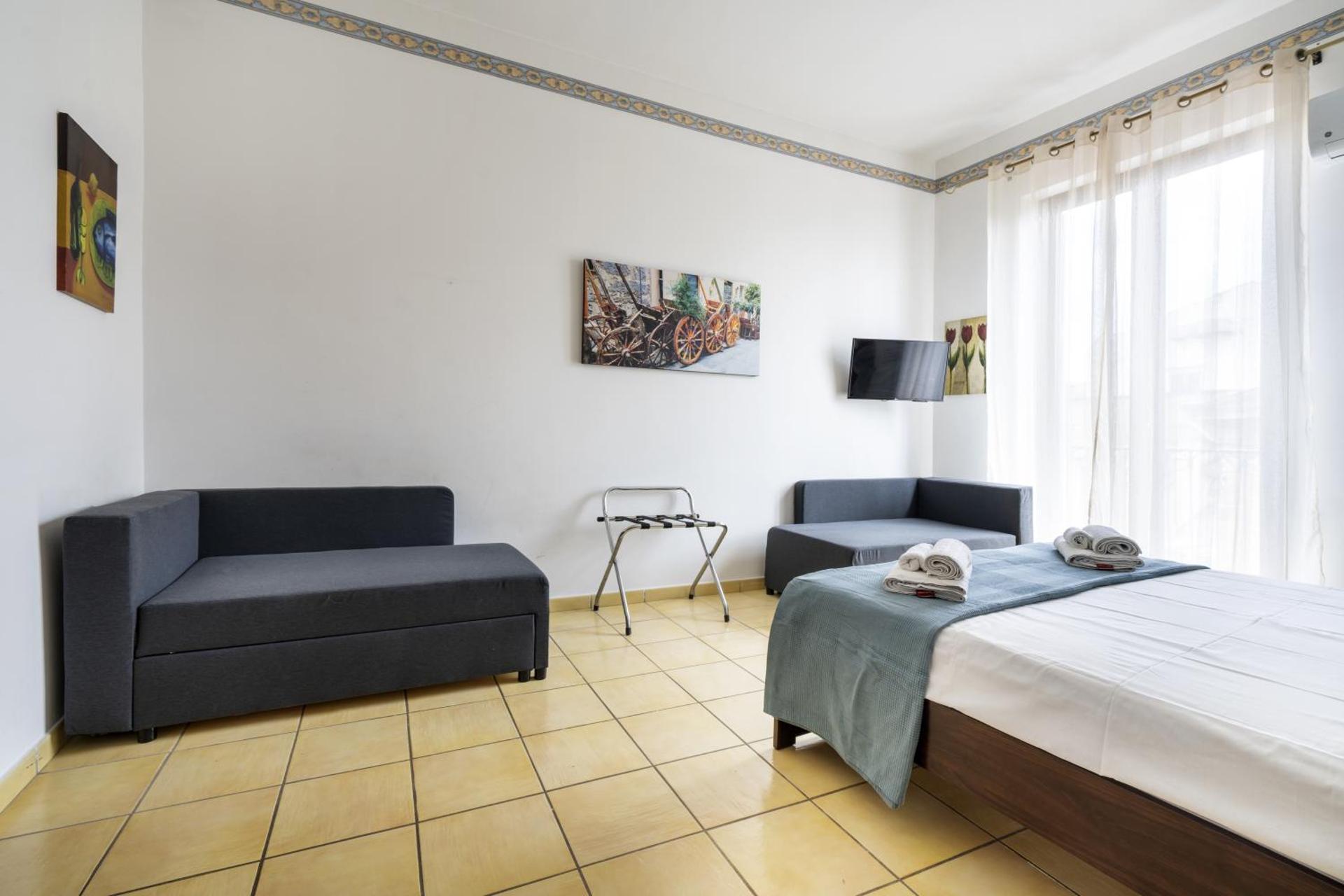 Apartment with Balcony - Photo 3