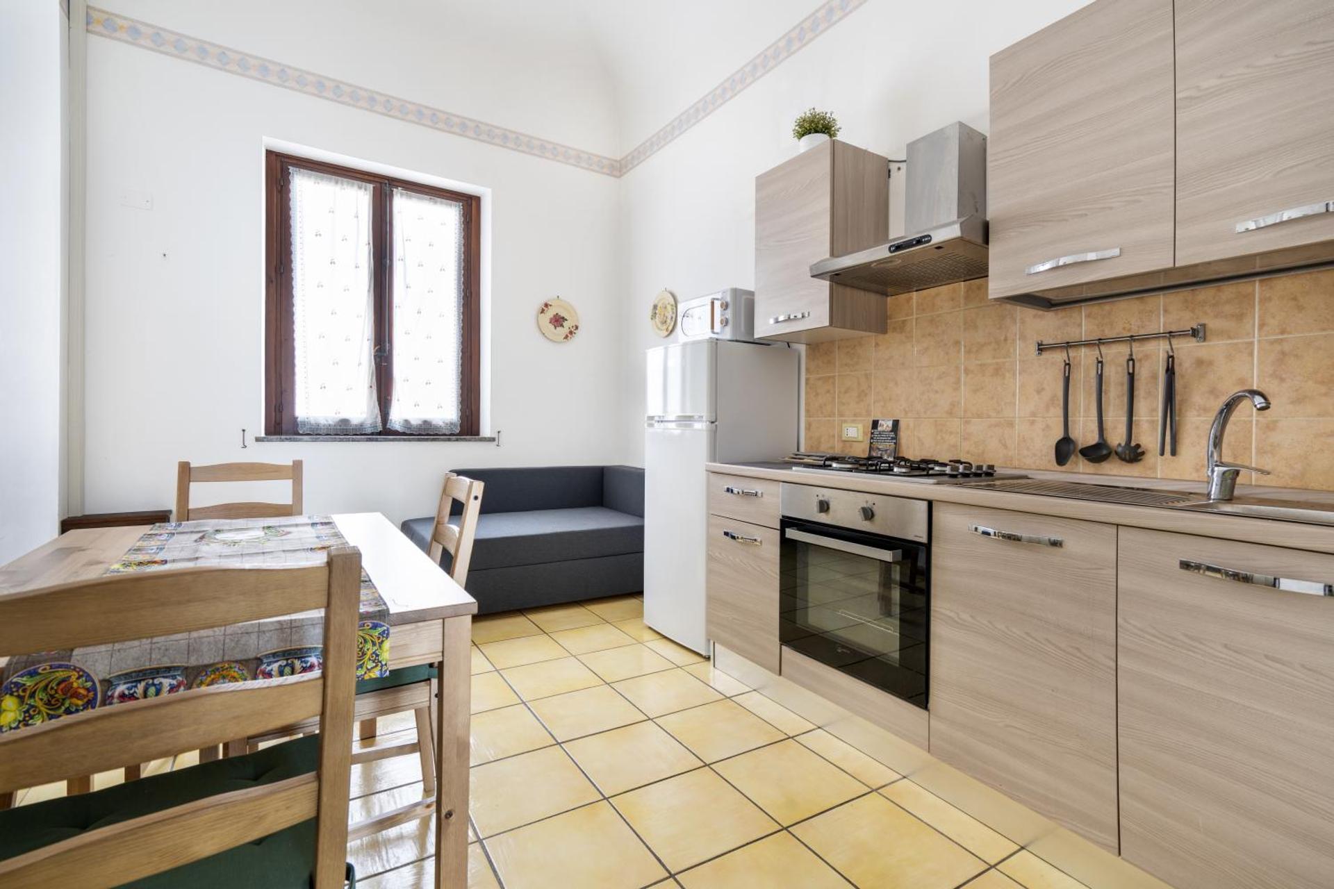 Apartment with Balcony - Photo 4