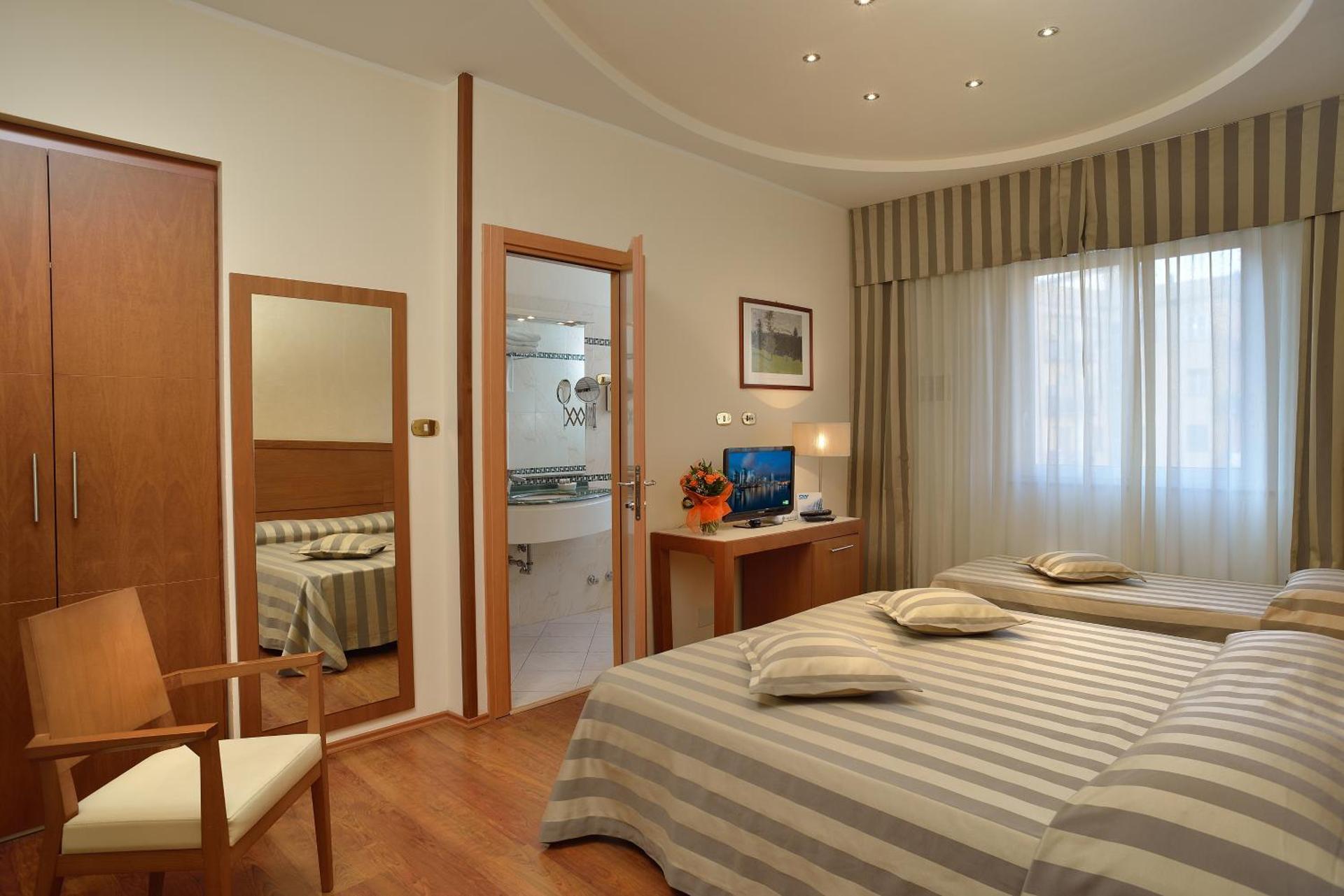 Astor Hotel - Photo 7