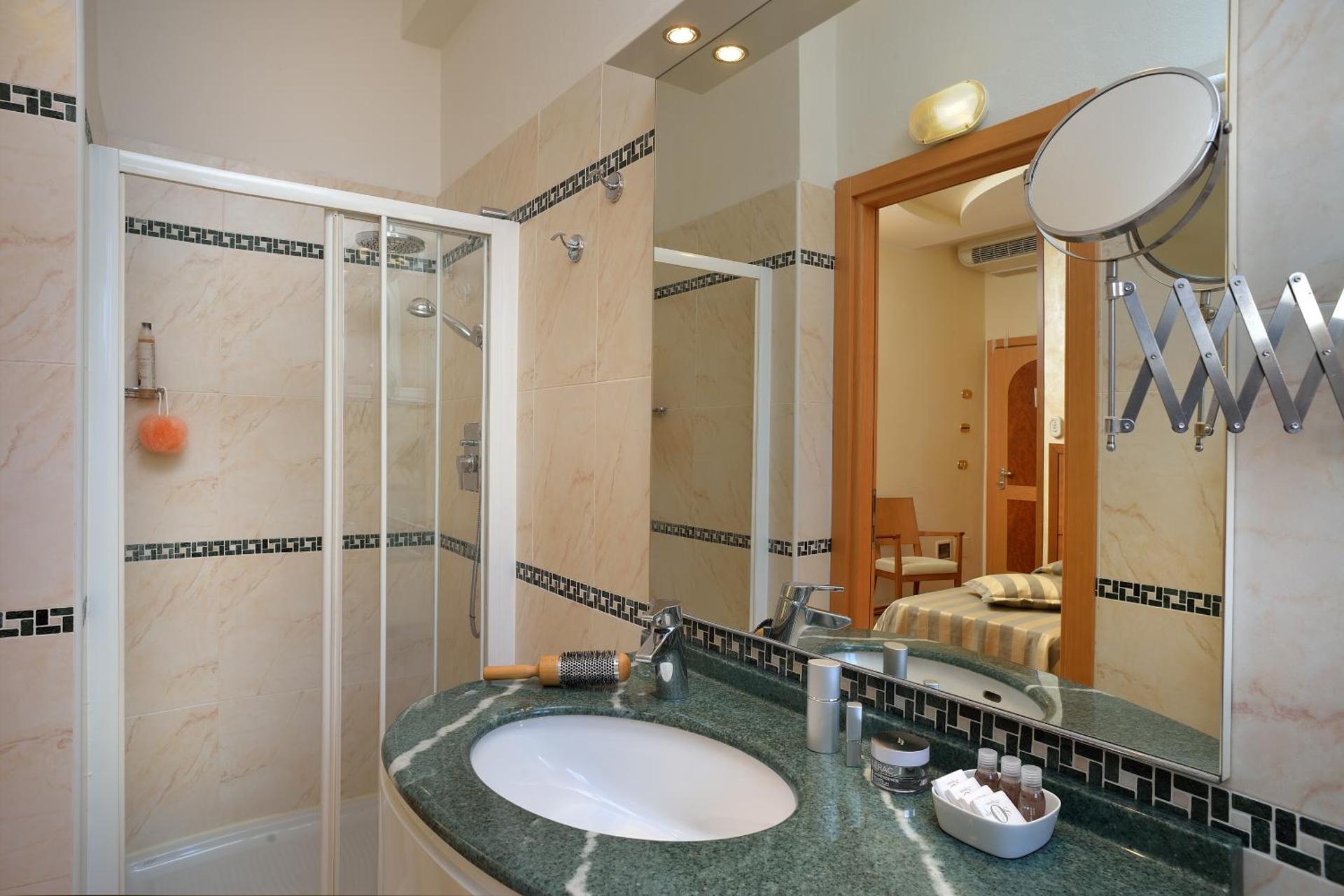 Astor Hotel - Photo 25