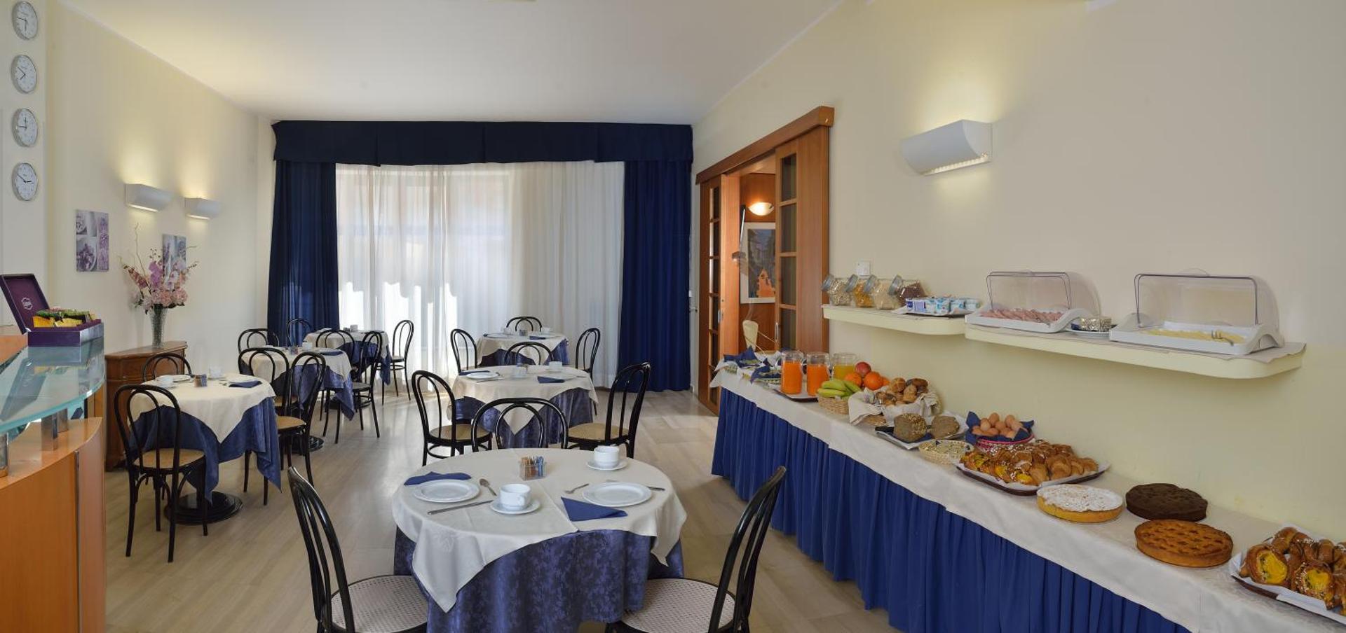 Astor Hotel - Photo 8