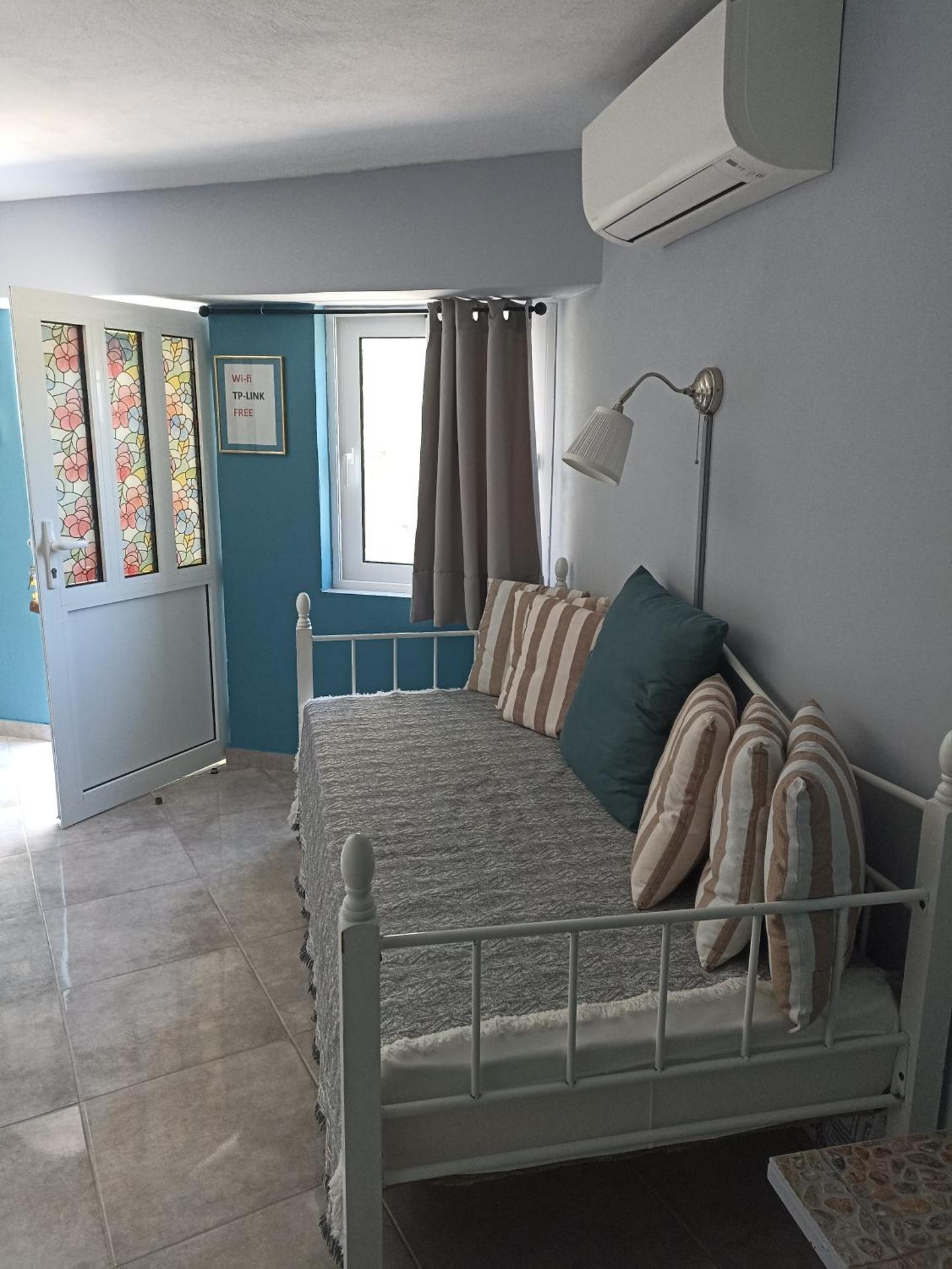 Bungalow with Garden View - Photo 4