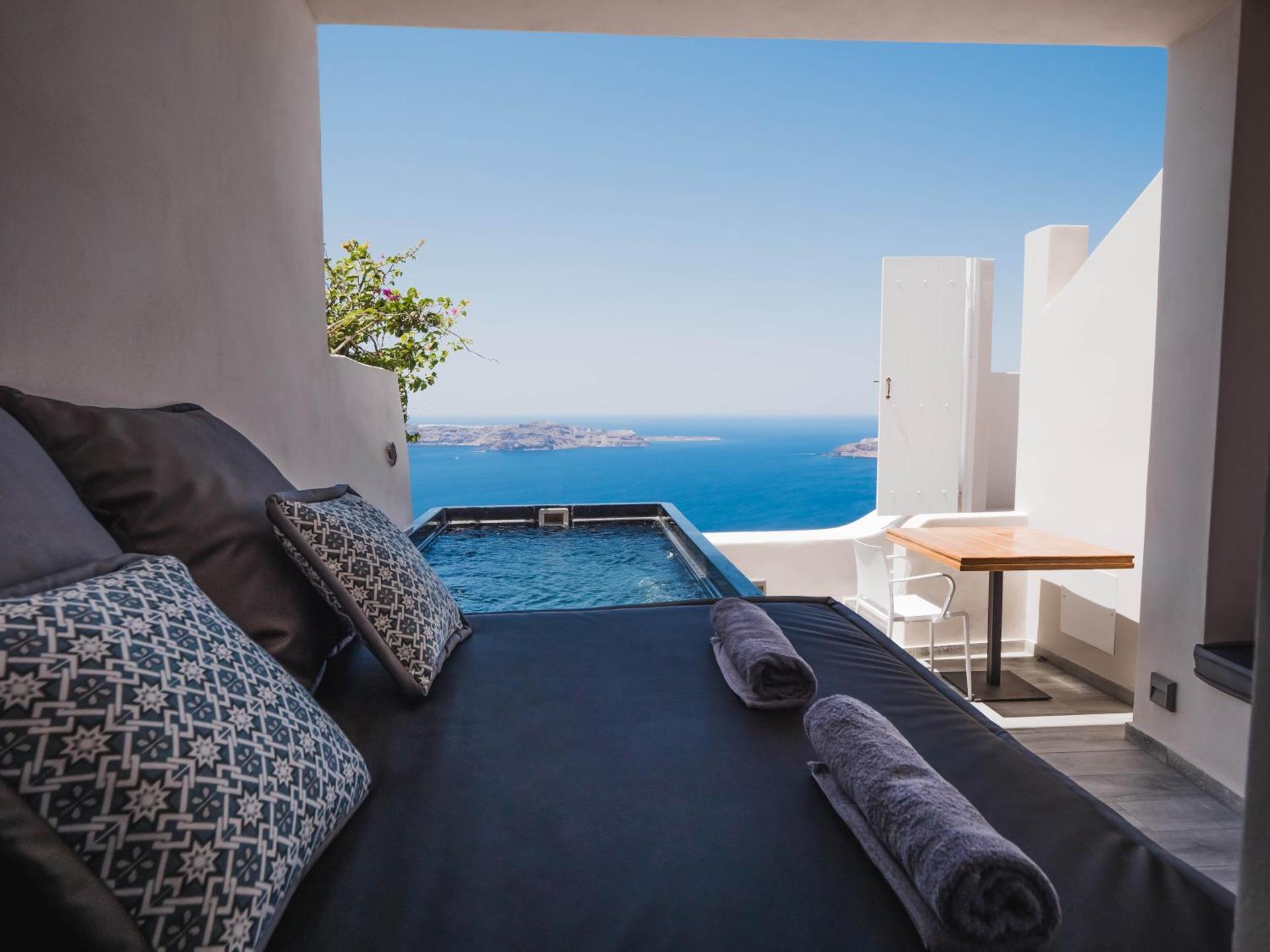 Honeymoon Suite with heated Plunge Pool and Caldera View
