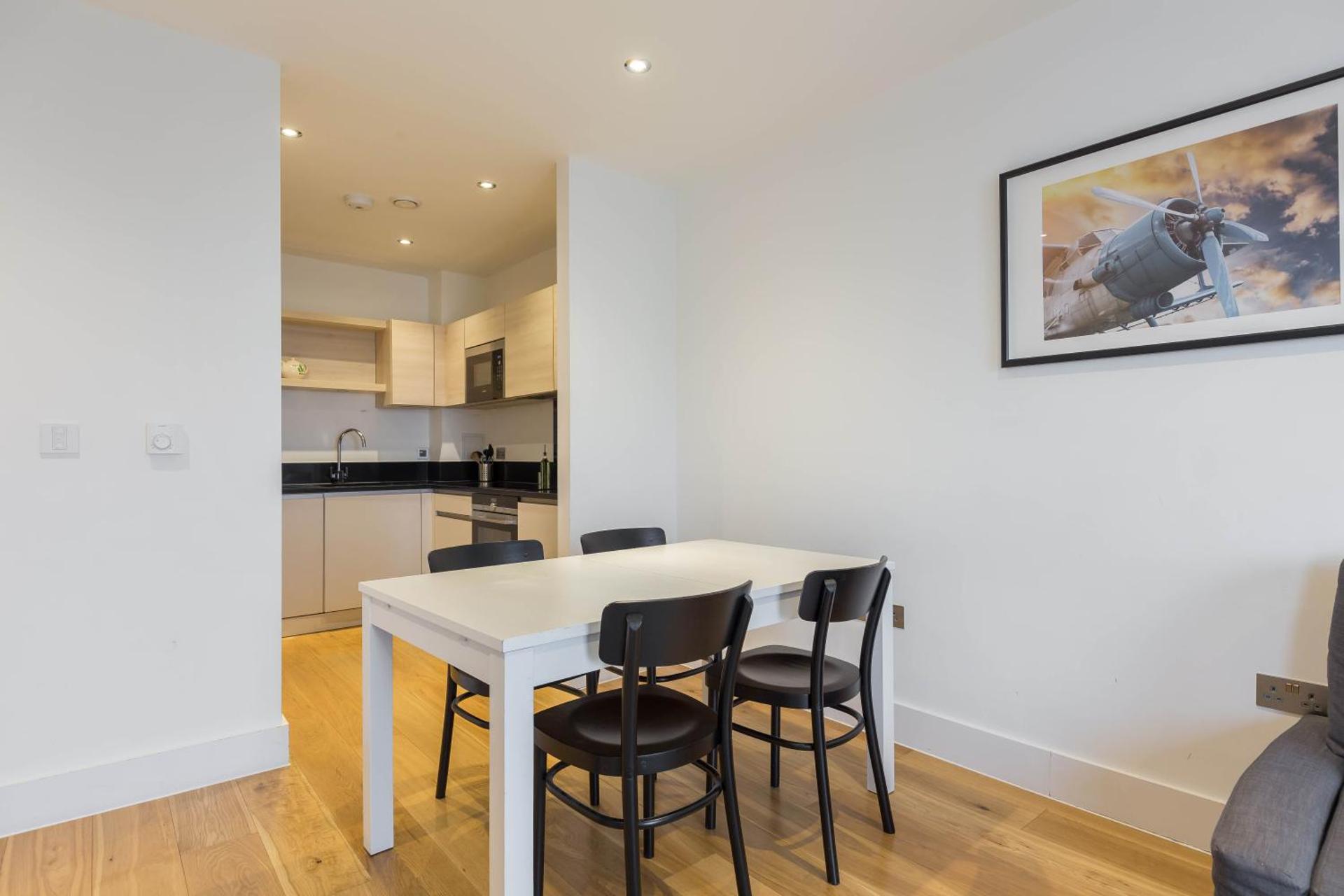 Portobello Apt with Floor-to-Ceiling Views - Photo 9