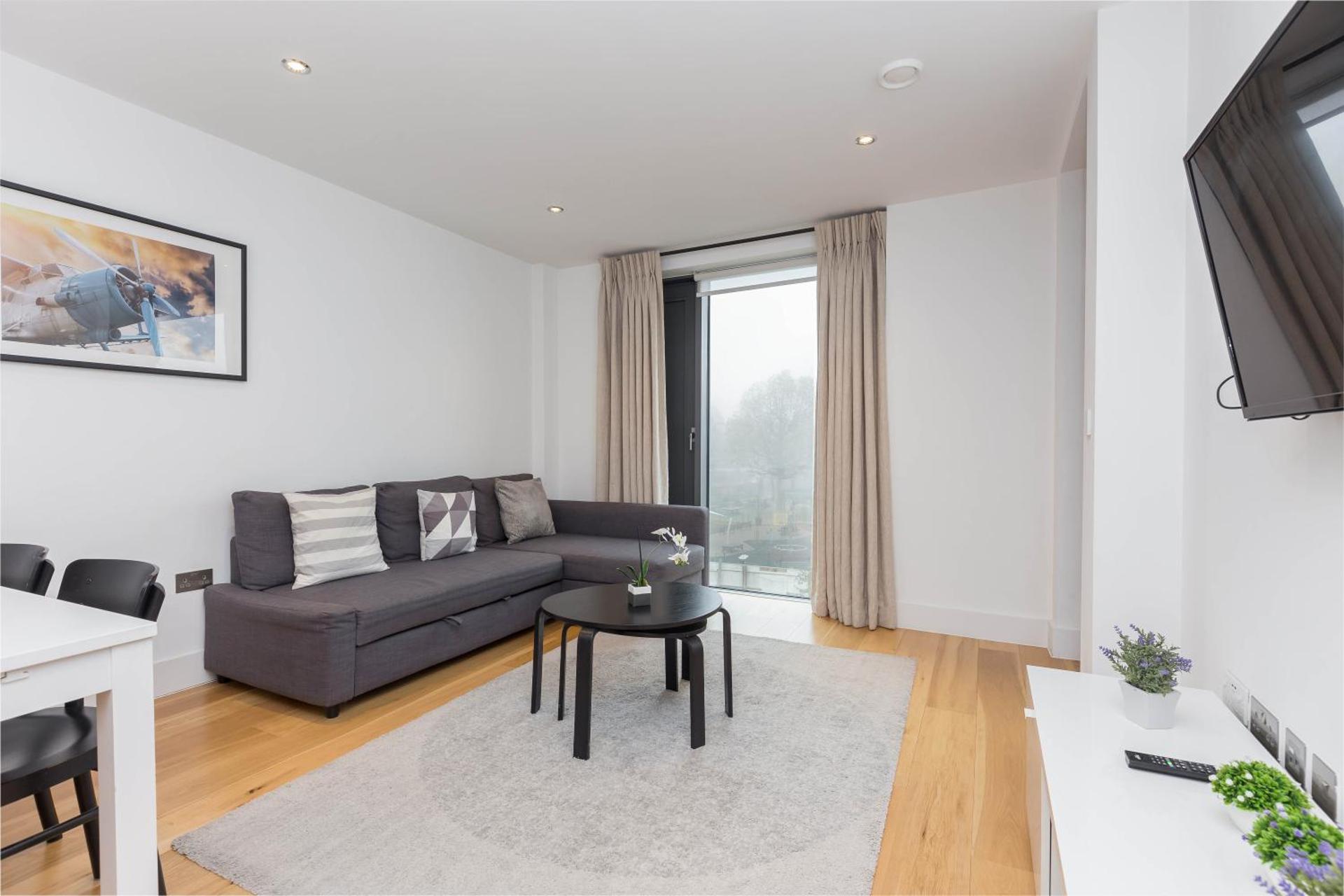Portobello Apt with Floor-to-Ceiling Views - Photo 2