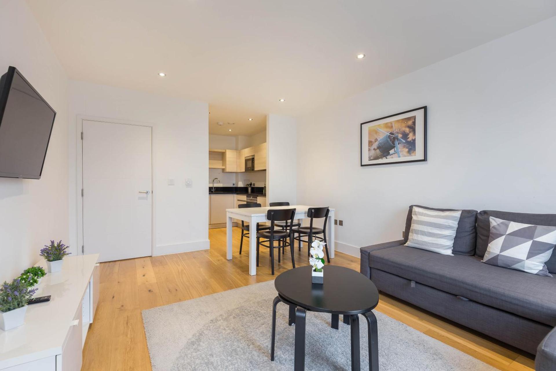 Portobello Apt with Floor-to-Ceiling Views - Photo 5