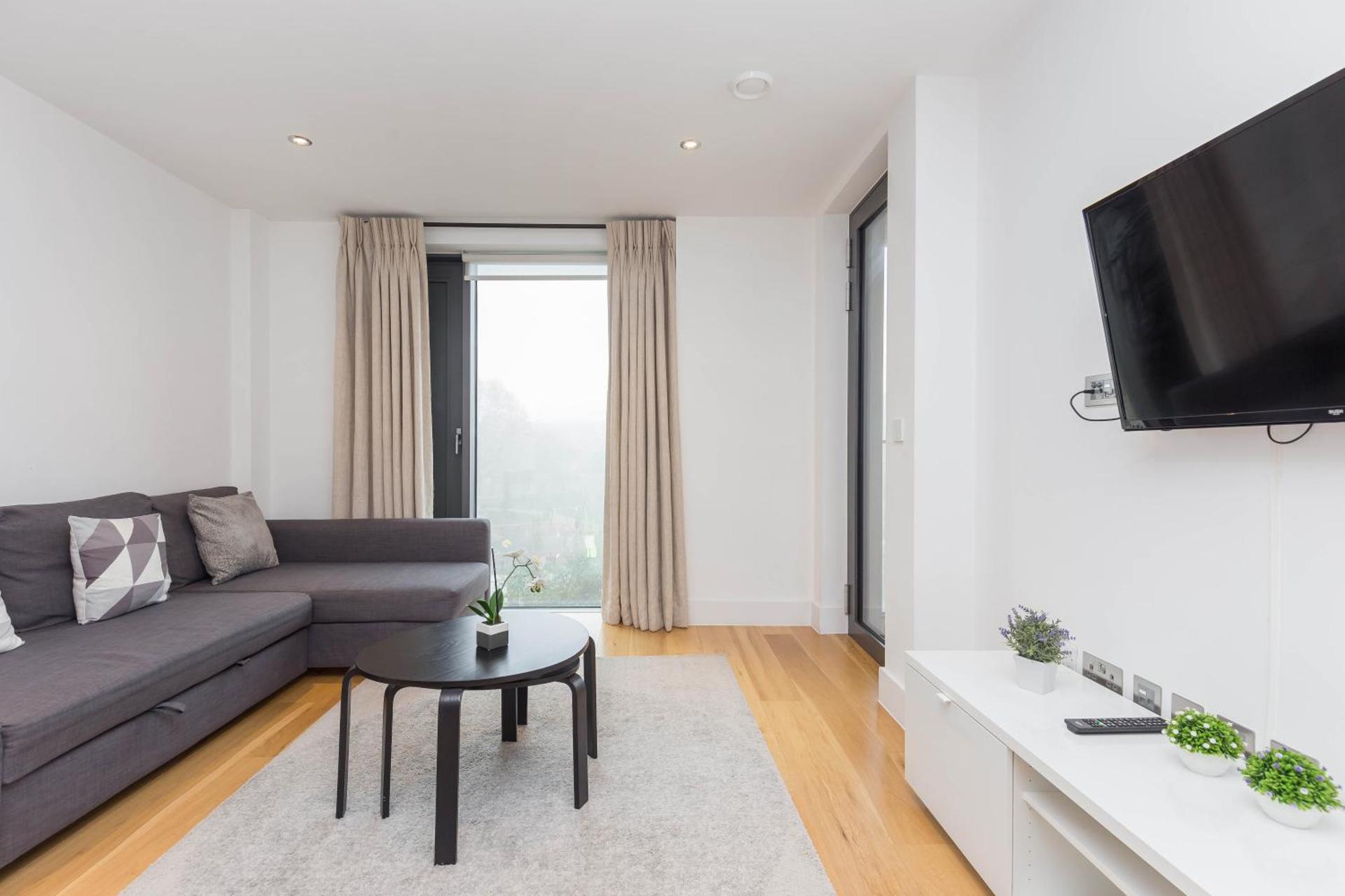 Portobello Apt with Floor-to-Ceiling Views - Photo 6