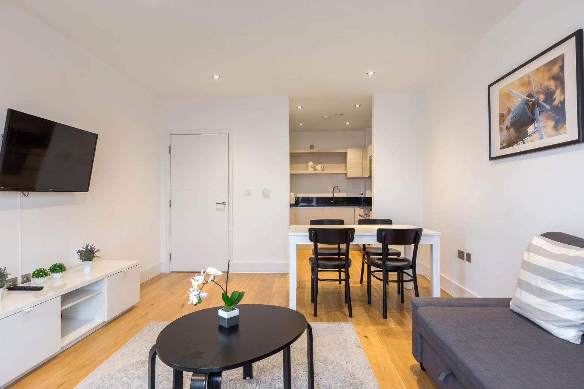 Portobello Apt with Floor-to-Ceiling Views - Photo 8