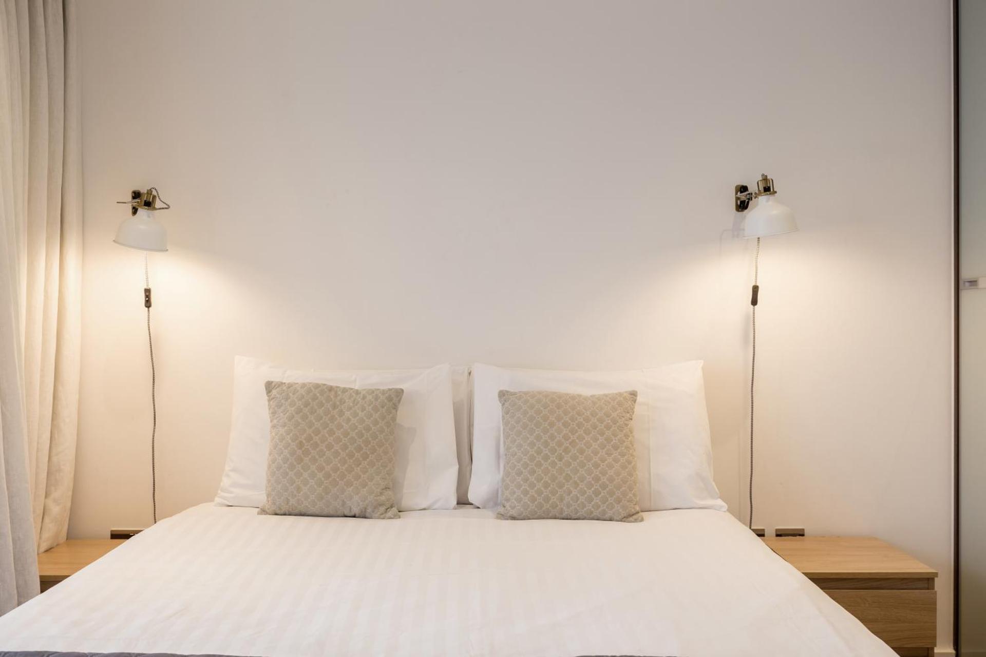 Portobello Apt with Floor-to-Ceiling Views - Photo 10