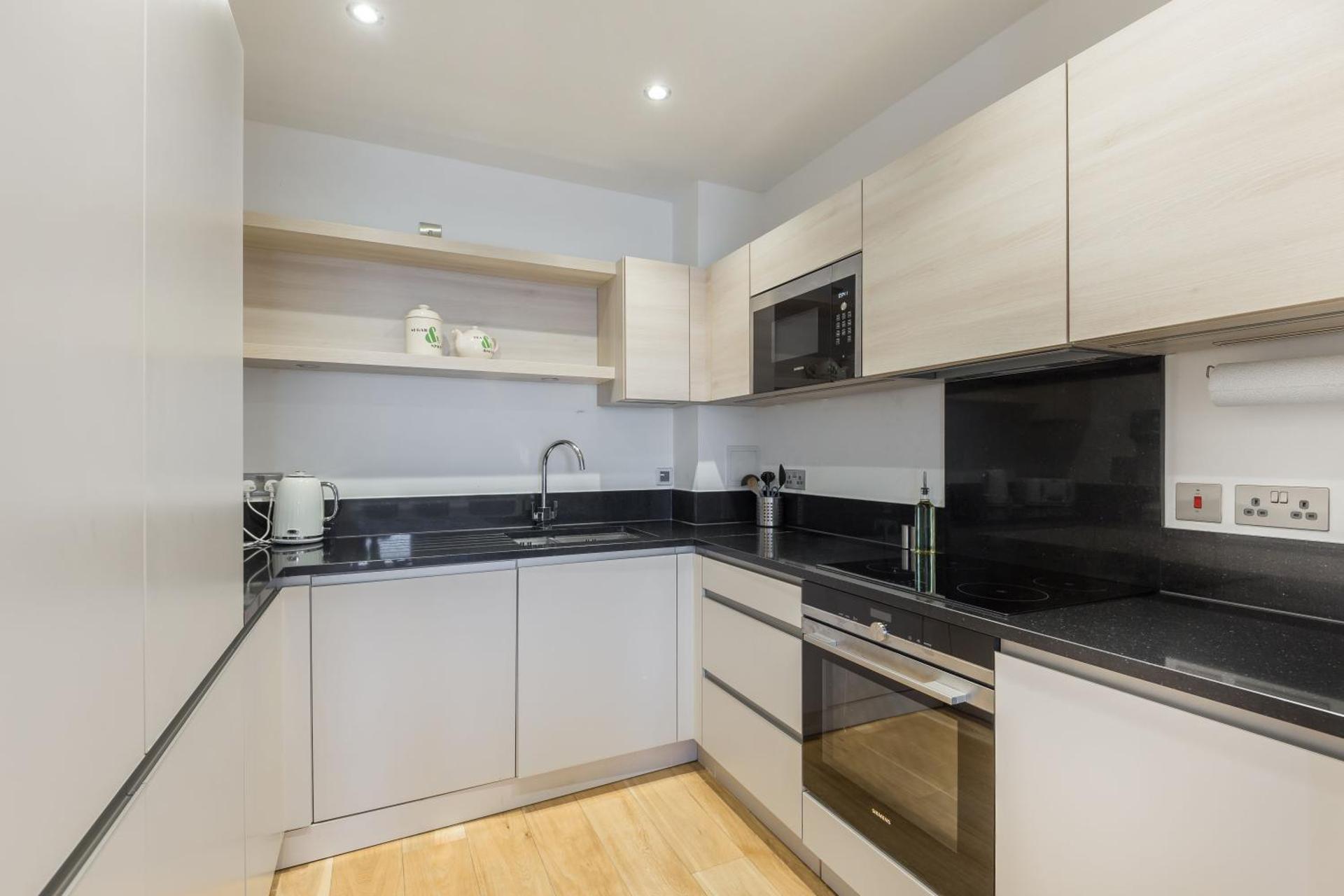 Portobello Apt with Floor-to-Ceiling Views - Photo 12
