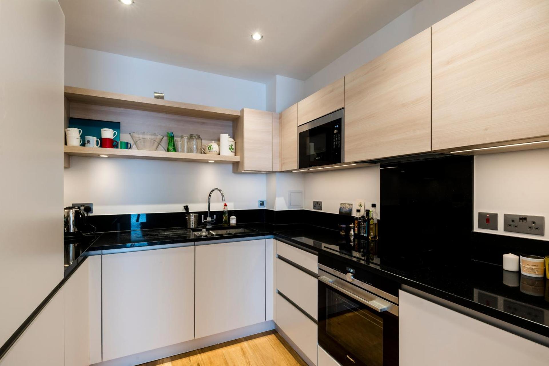 Portobello Apt with Floor-to-Ceiling Views - Photo 4