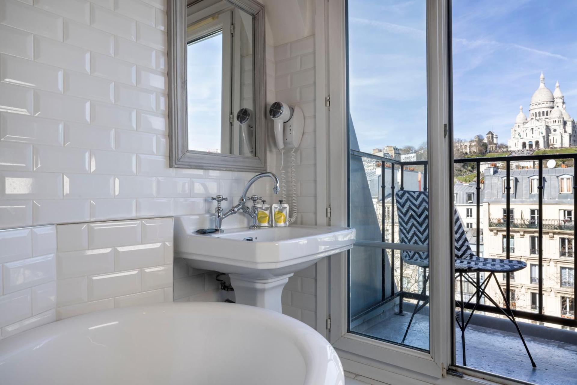 Superior Double Room with Balcony and Sacré-Cœur Basilica View