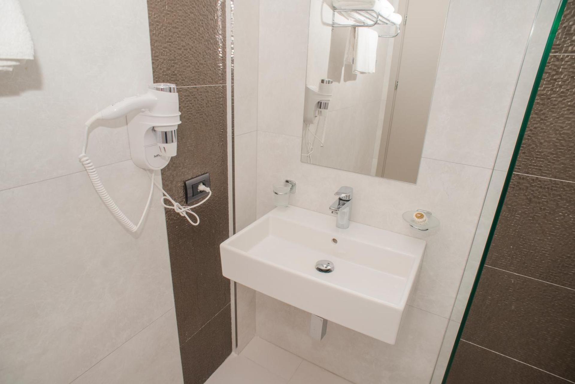 Hotel Saranda International - Photo 16