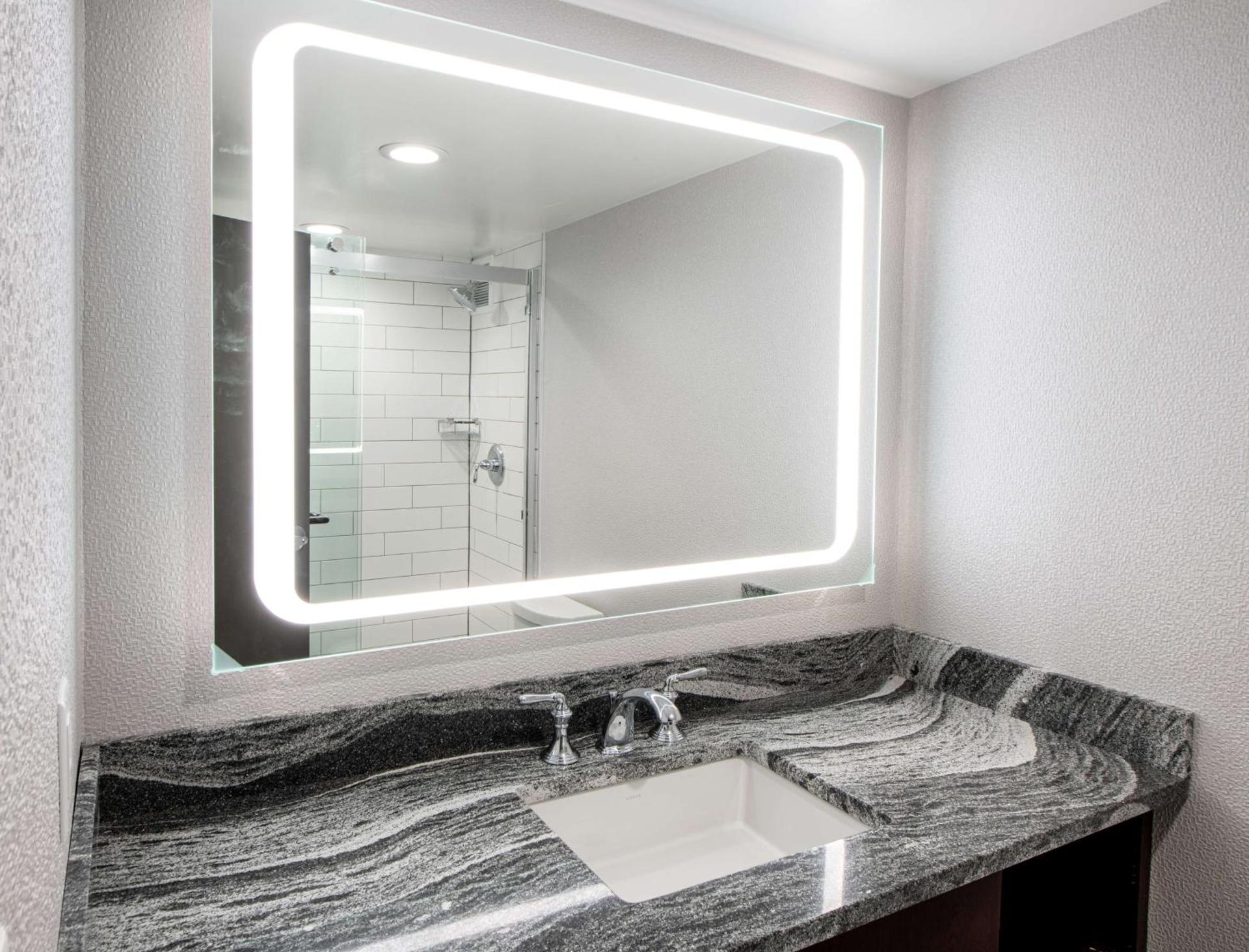 DoubleTree by Hilton Newark Penn Station, NJ - Photo 4