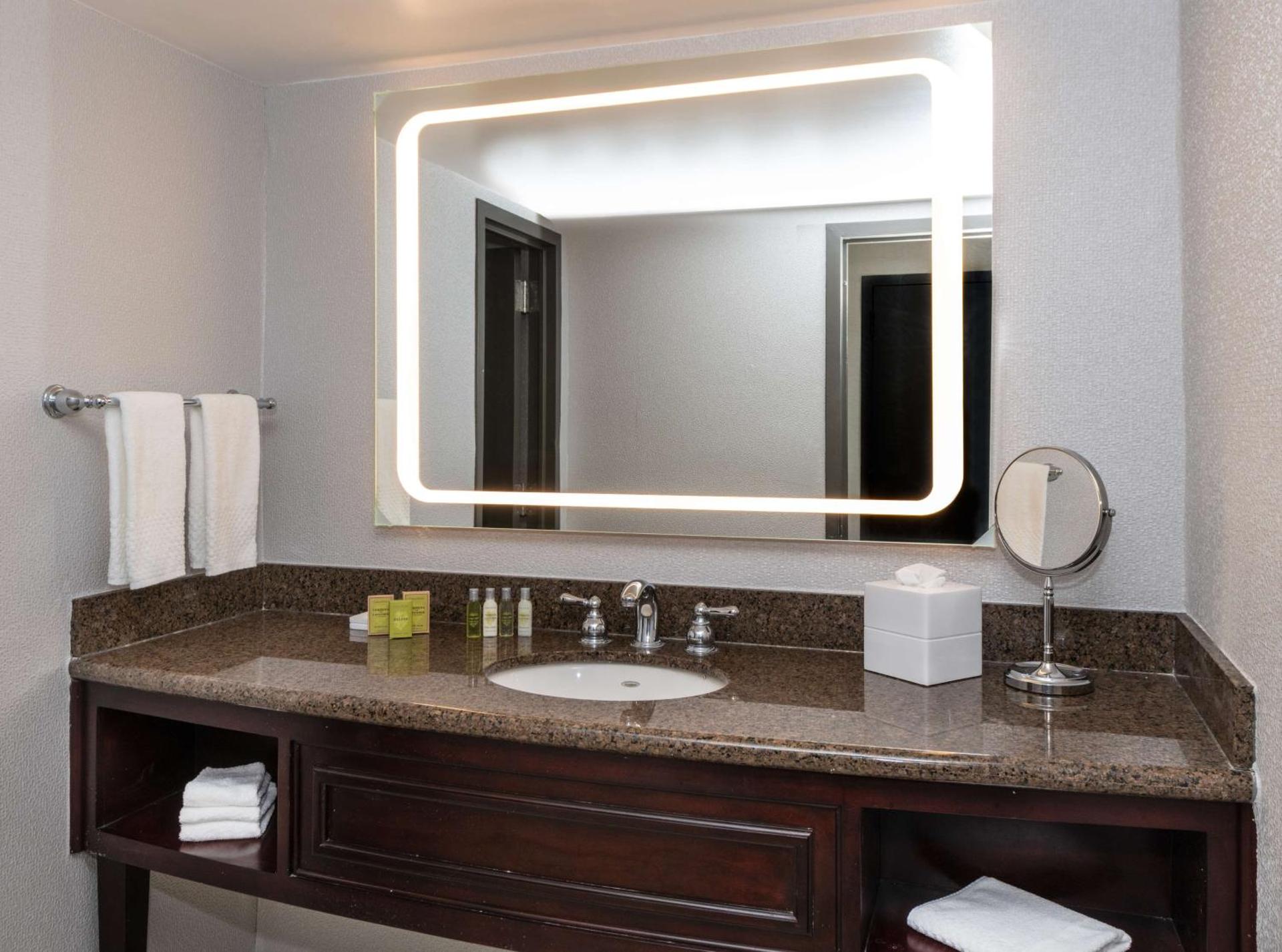 DoubleTree by Hilton Newark Penn Station, NJ - Photo 31