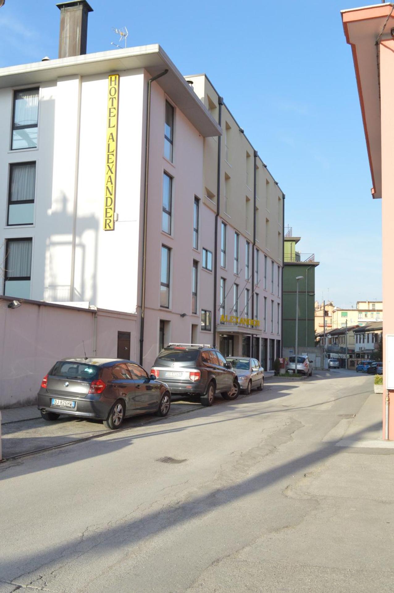 Hotel Alexander - Photo 22