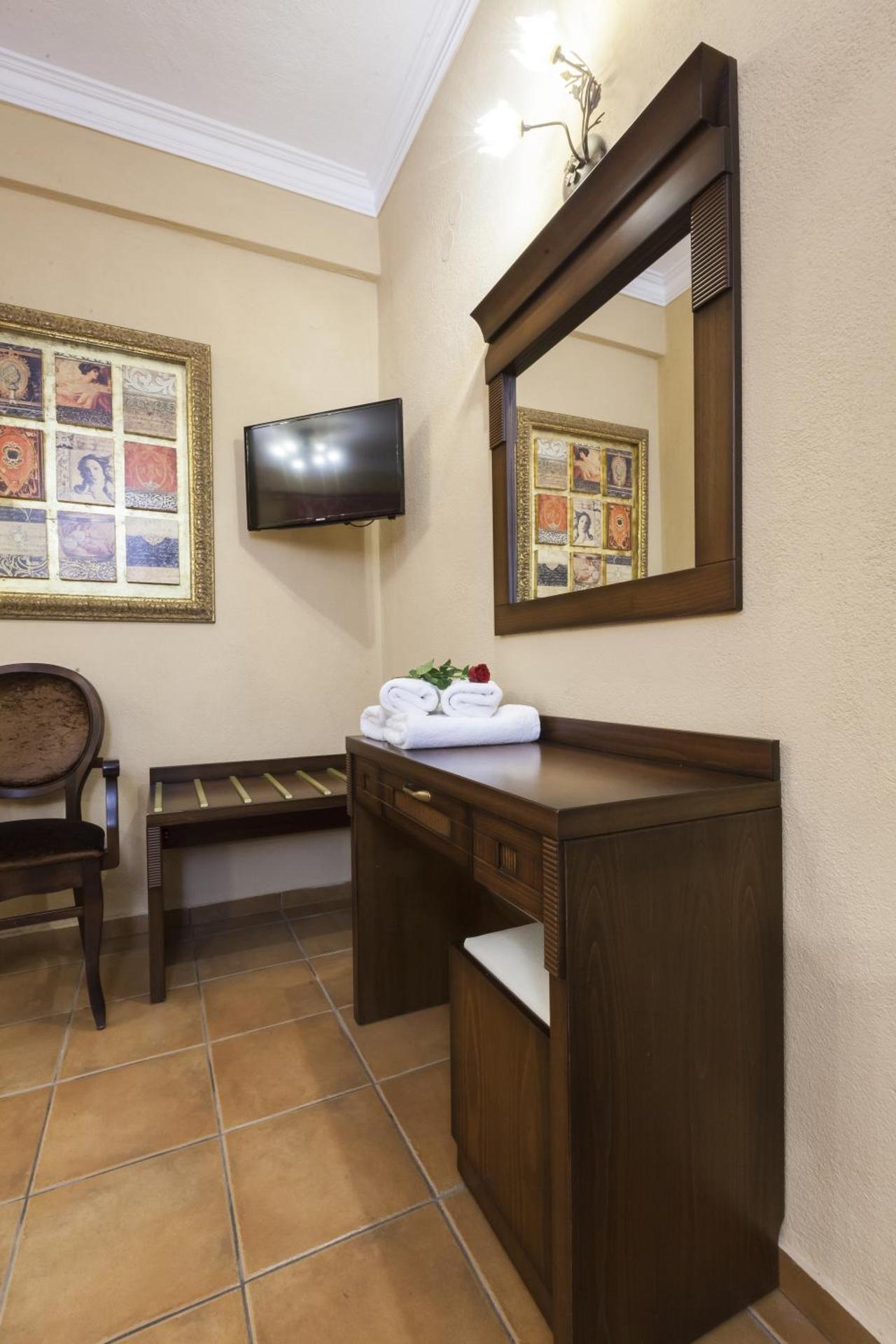 Dellas Boutique Hotel - Photo 26