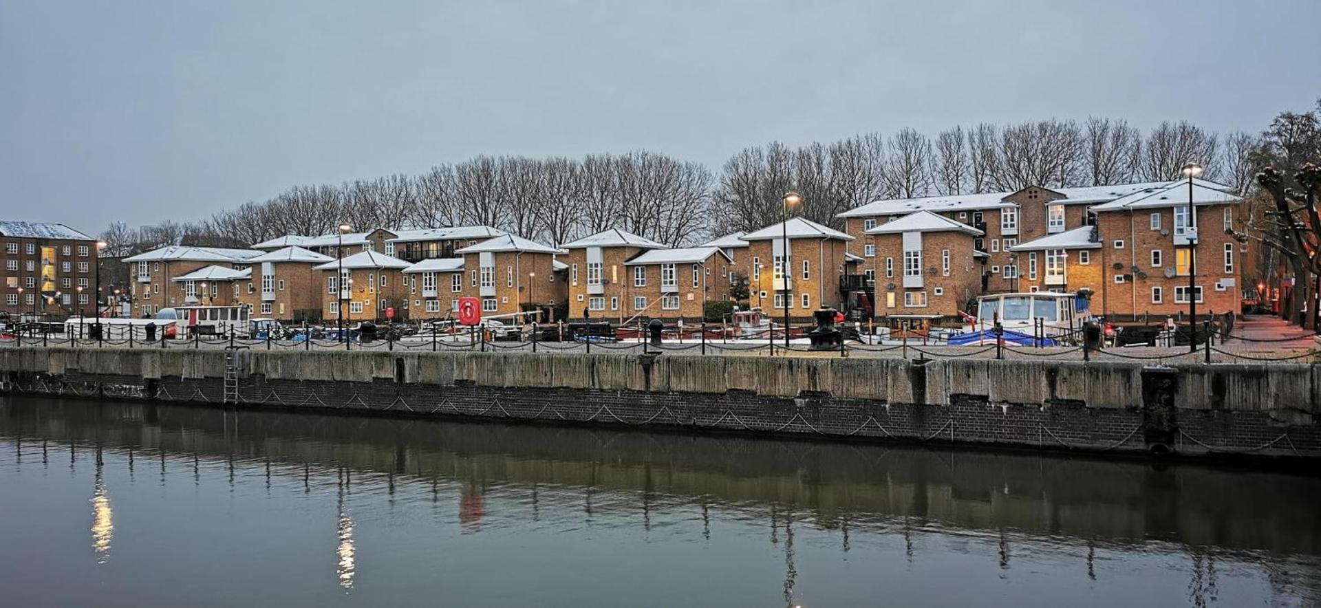 Riverside 3BR with Easy Transport 20mins to City Centre - Photo 58