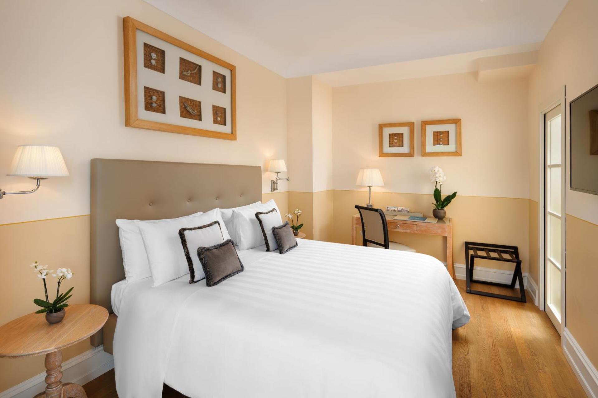 Executive Suite with lateral sea view