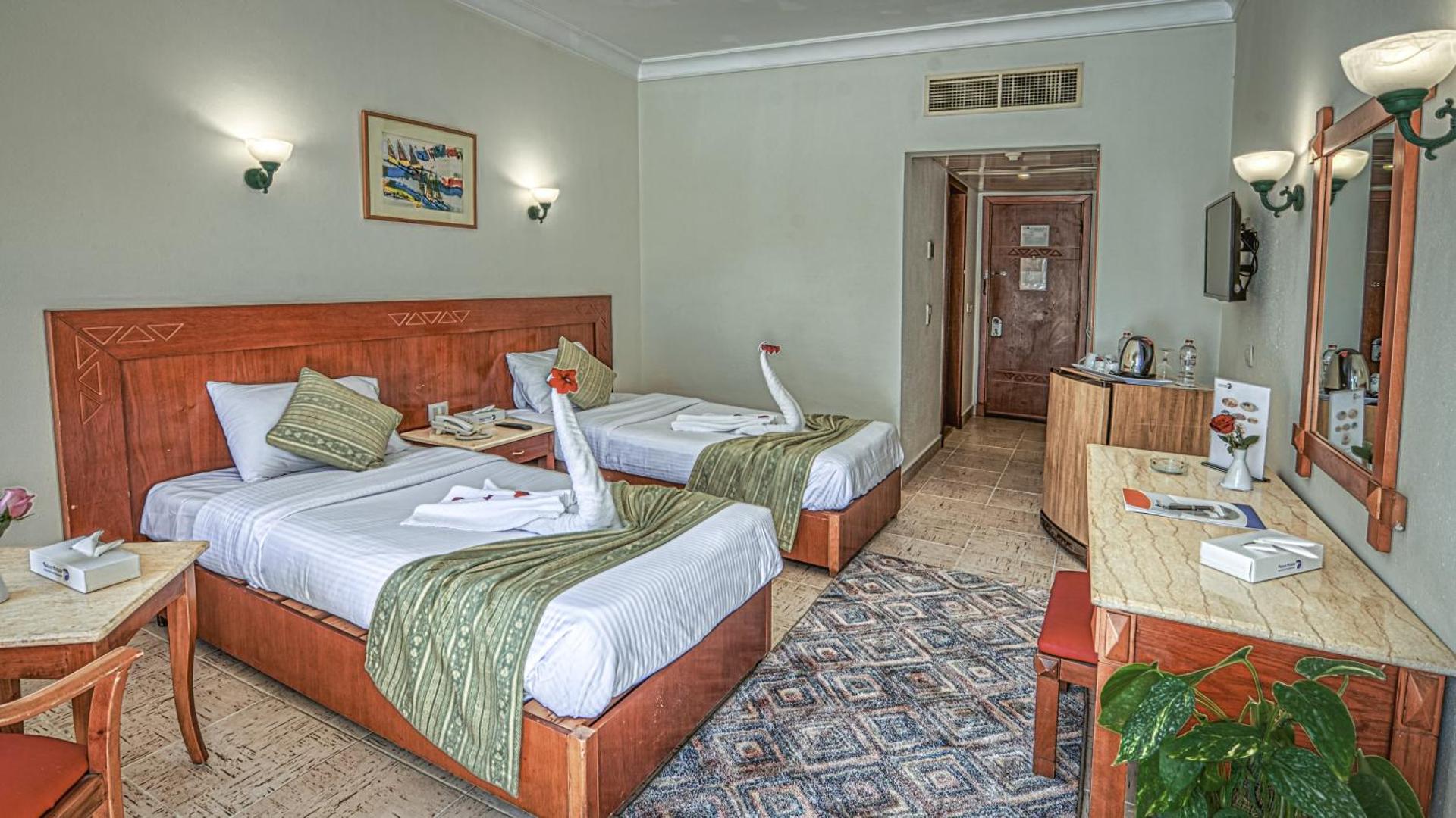 Falcon Hills Hotel - Photo 3