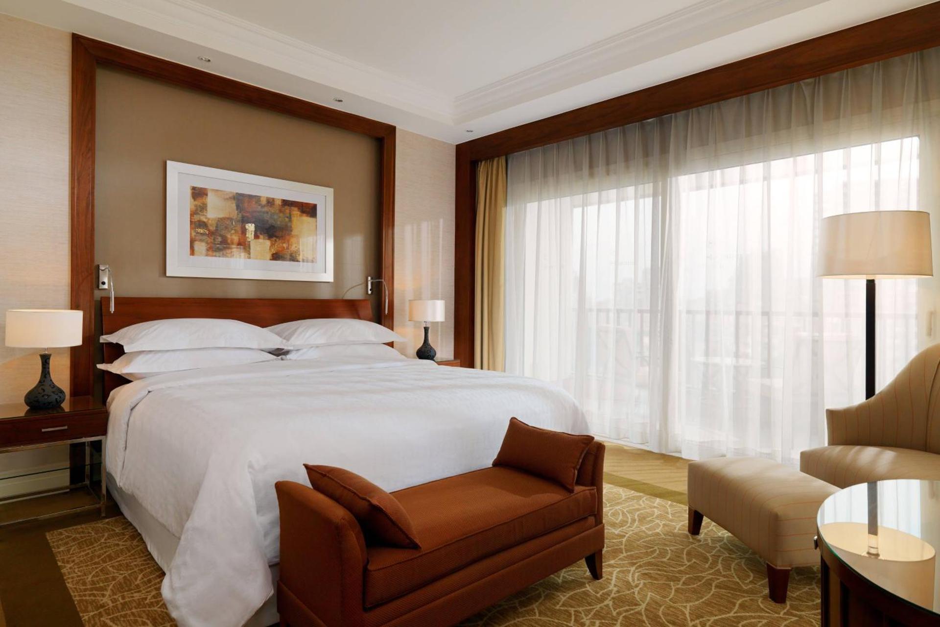 Corner Suite, Club lounge access,  1 King, Pool view, Balcony