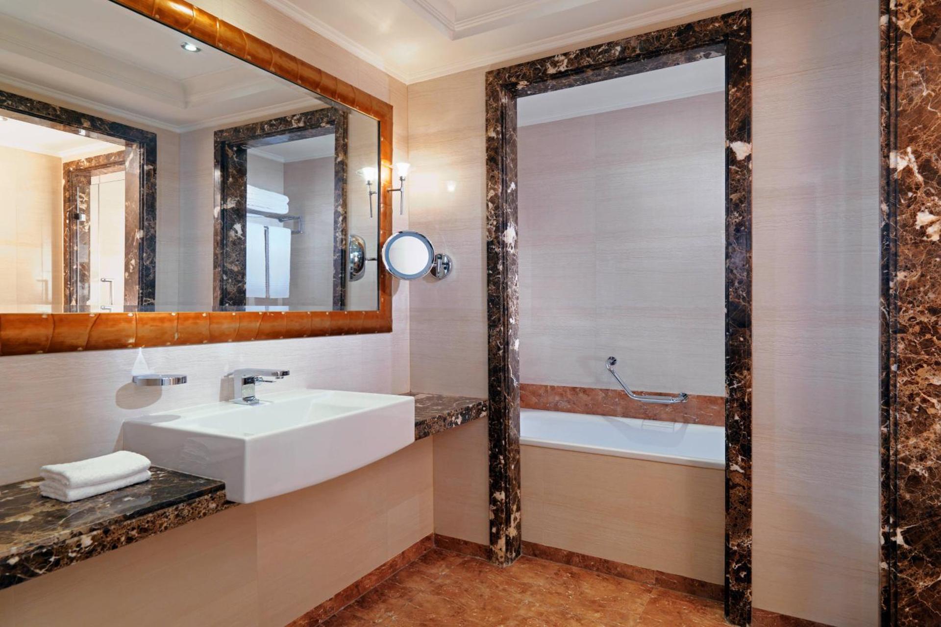 Executive Suite, Club lounge access, 1 King, Partial River view, Balcony - Photo 3