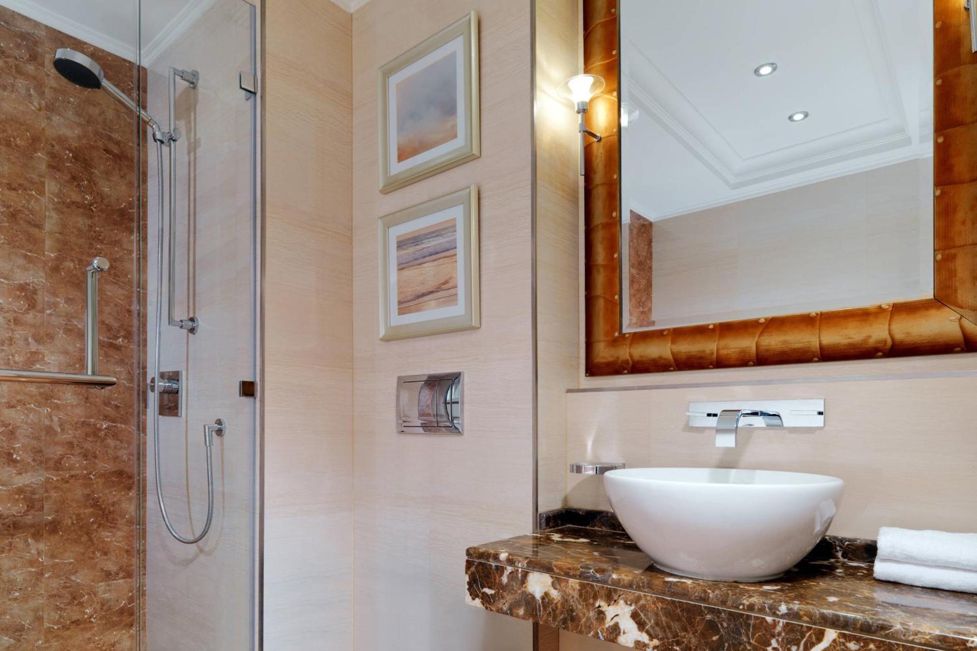 Deluxe Guest room, 1 King, Pool & City view, Balcony - Photo 3