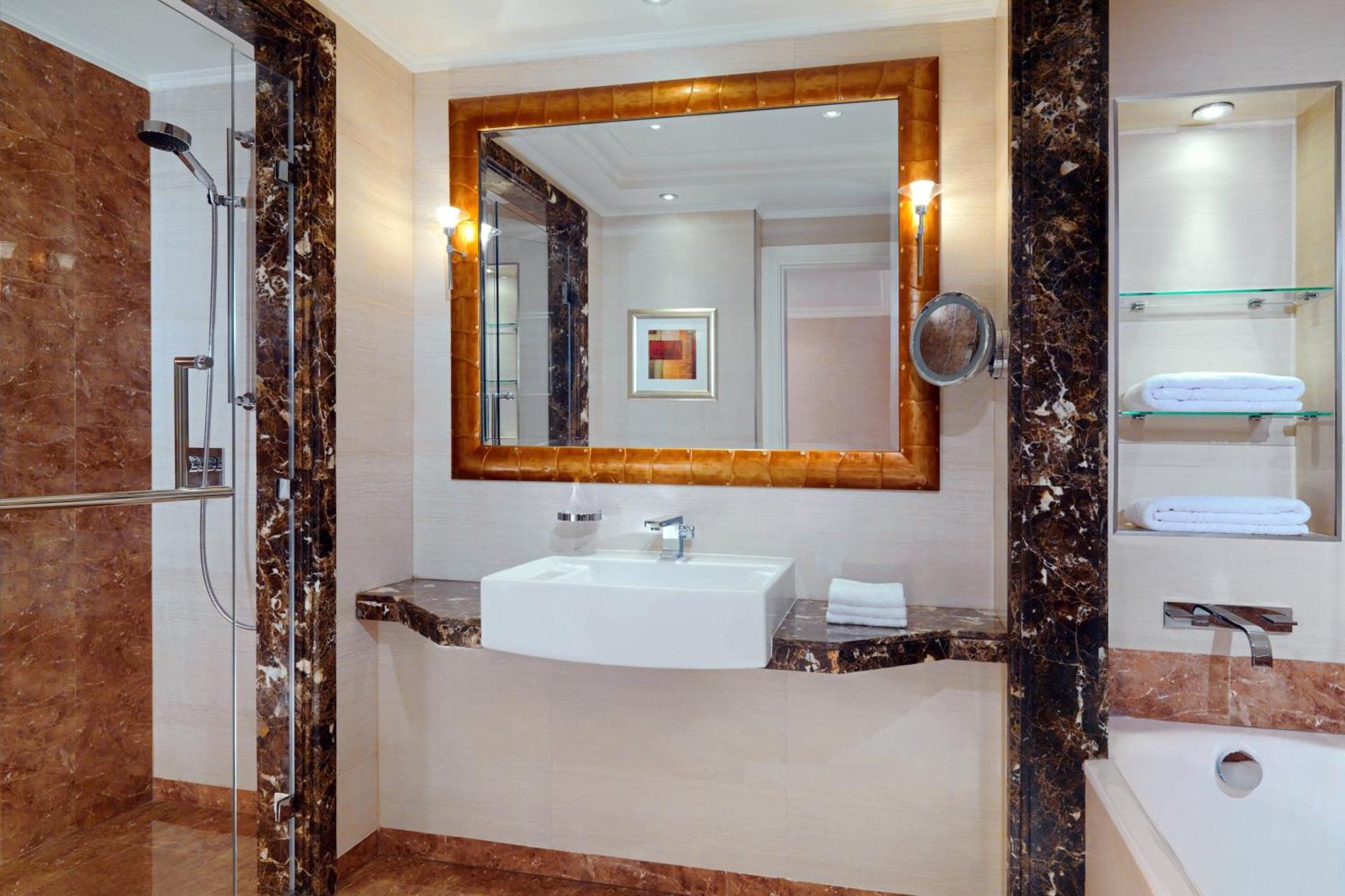 Grand King Room with Pool View - Club Lounge Access - Photo 3