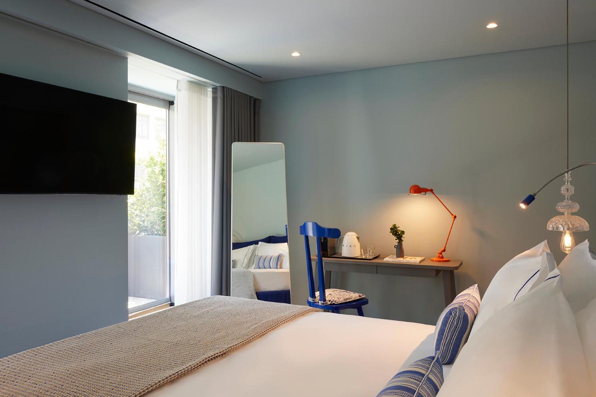 Chill Room with Balcony Shower - Photo 4