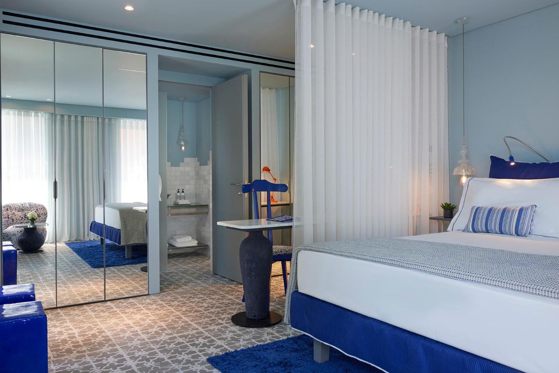 Chill Room with Balcony Shower - Photo 3