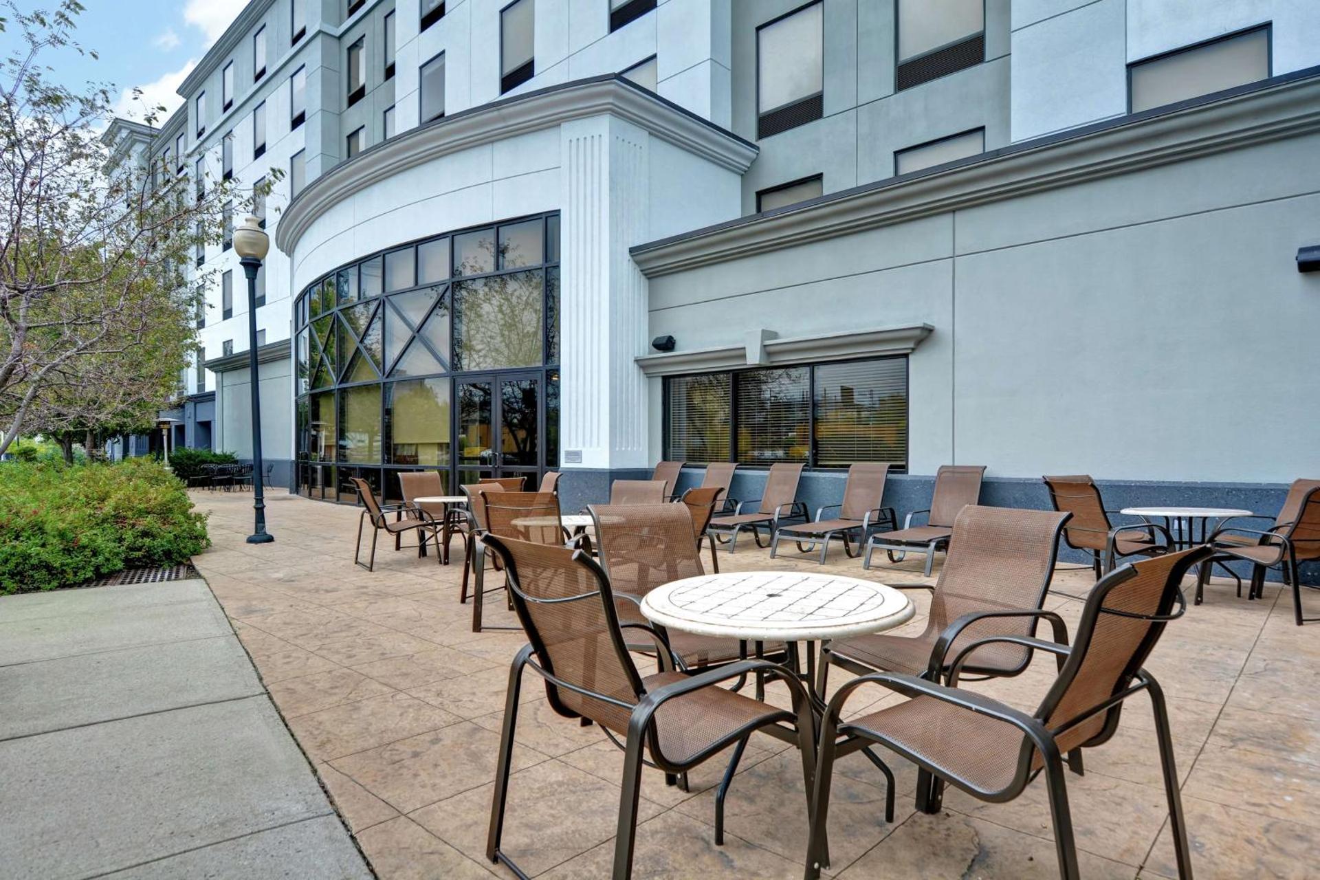 Hampton Inn & Suites Newark-Harrison-Riverwalk - Photo 24