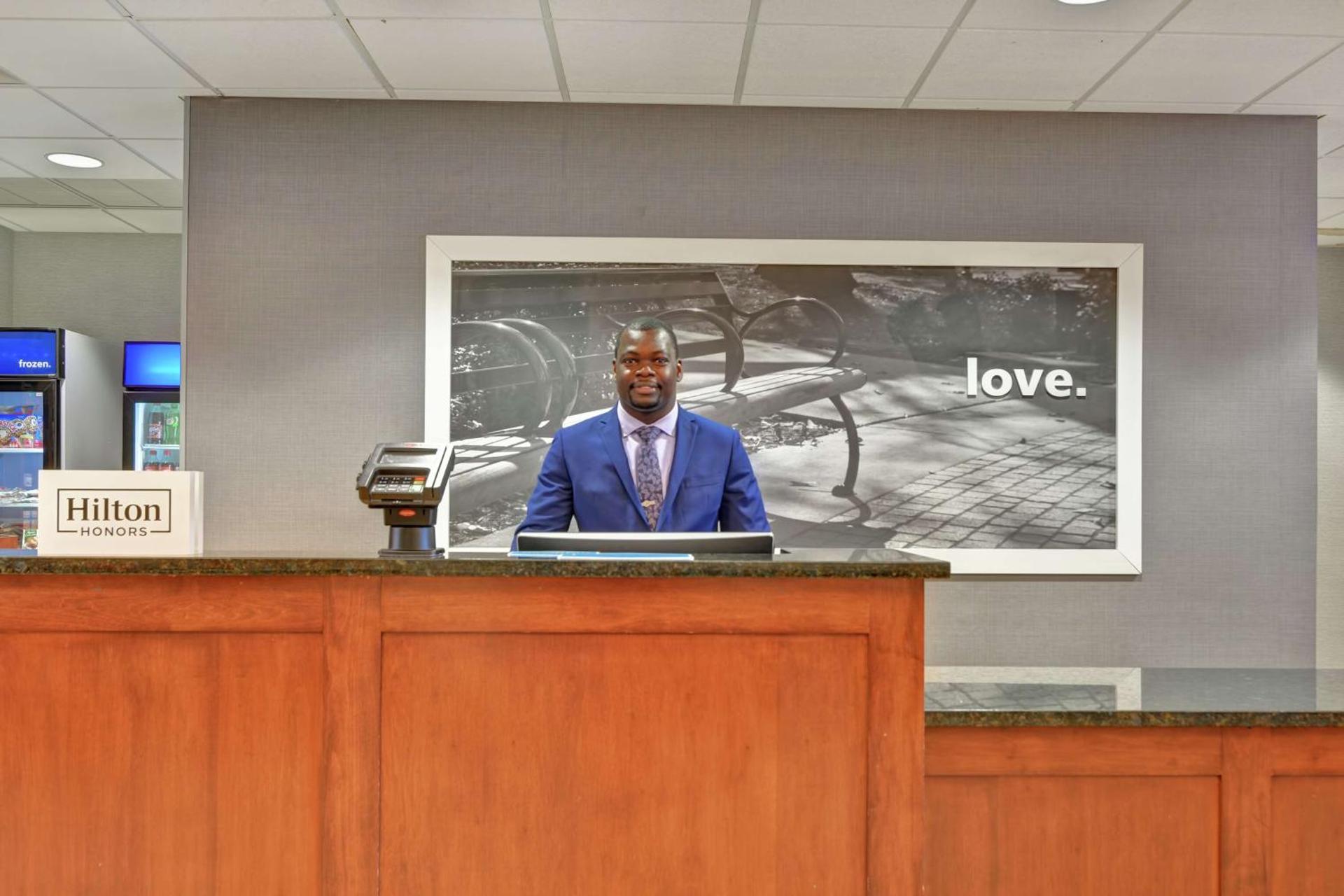 Hampton Inn & Suites Newark-Harrison-Riverwalk - Photo 27