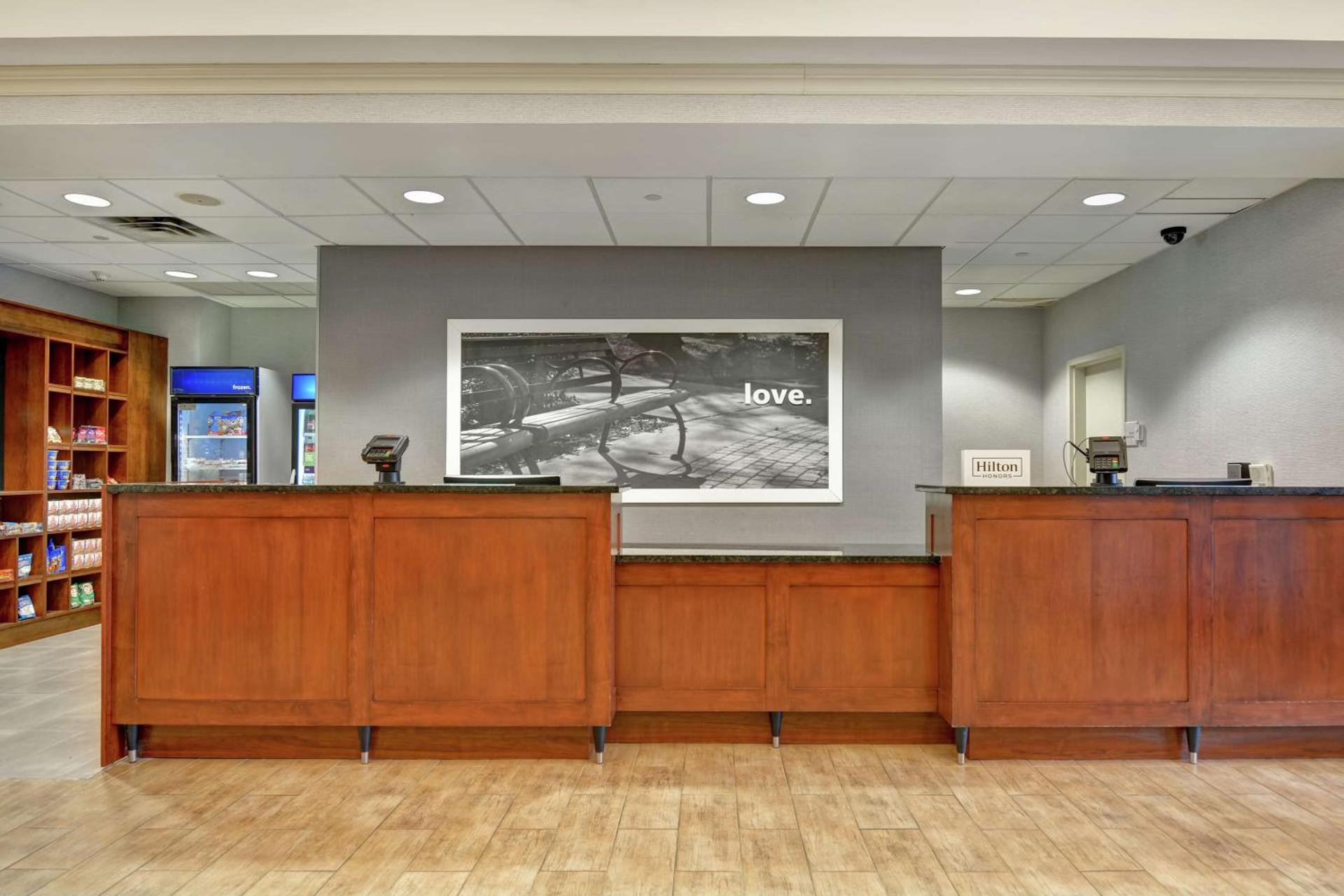 Hampton Inn & Suites Newark-Harrison-Riverwalk - Photo 12