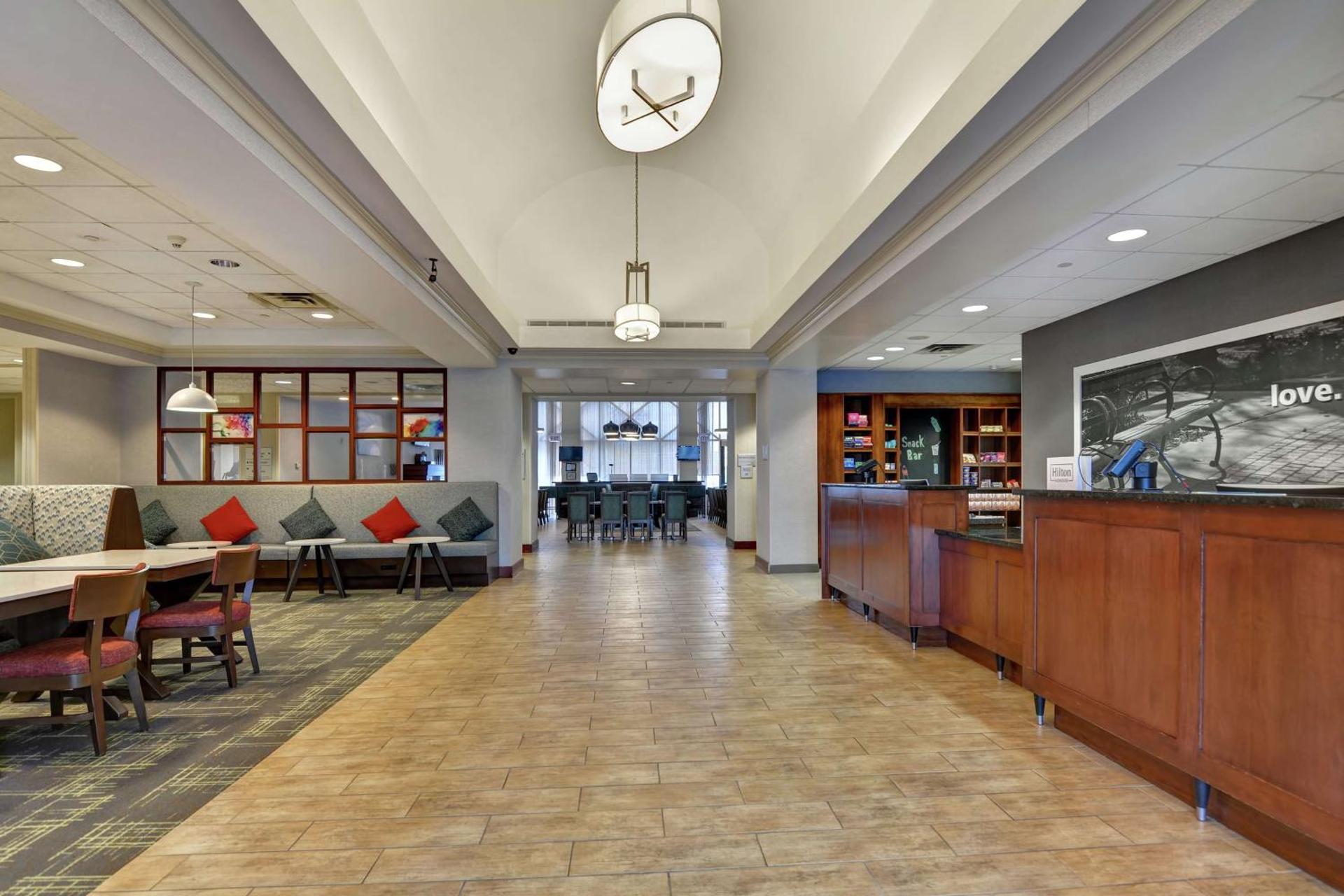 Hampton Inn & Suites Newark-Harrison-Riverwalk - Photo 2