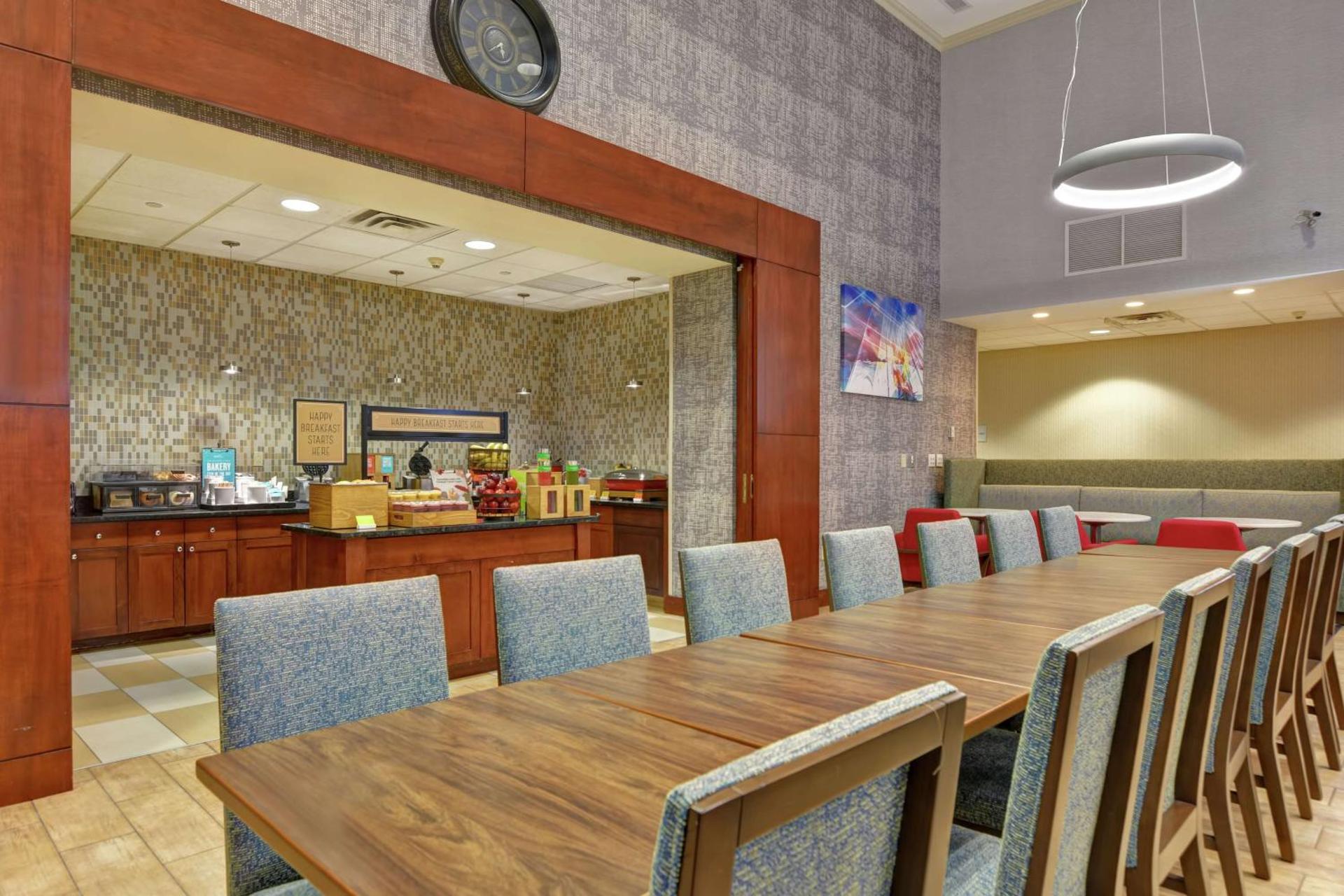 Hampton Inn & Suites Newark-Harrison-Riverwalk - Photo 3