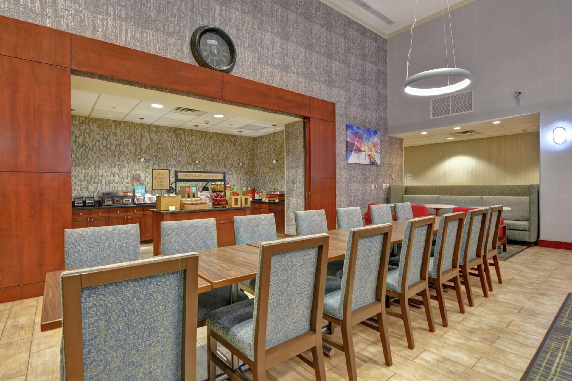 Hampton Inn & Suites Newark-Harrison-Riverwalk - Photo 4