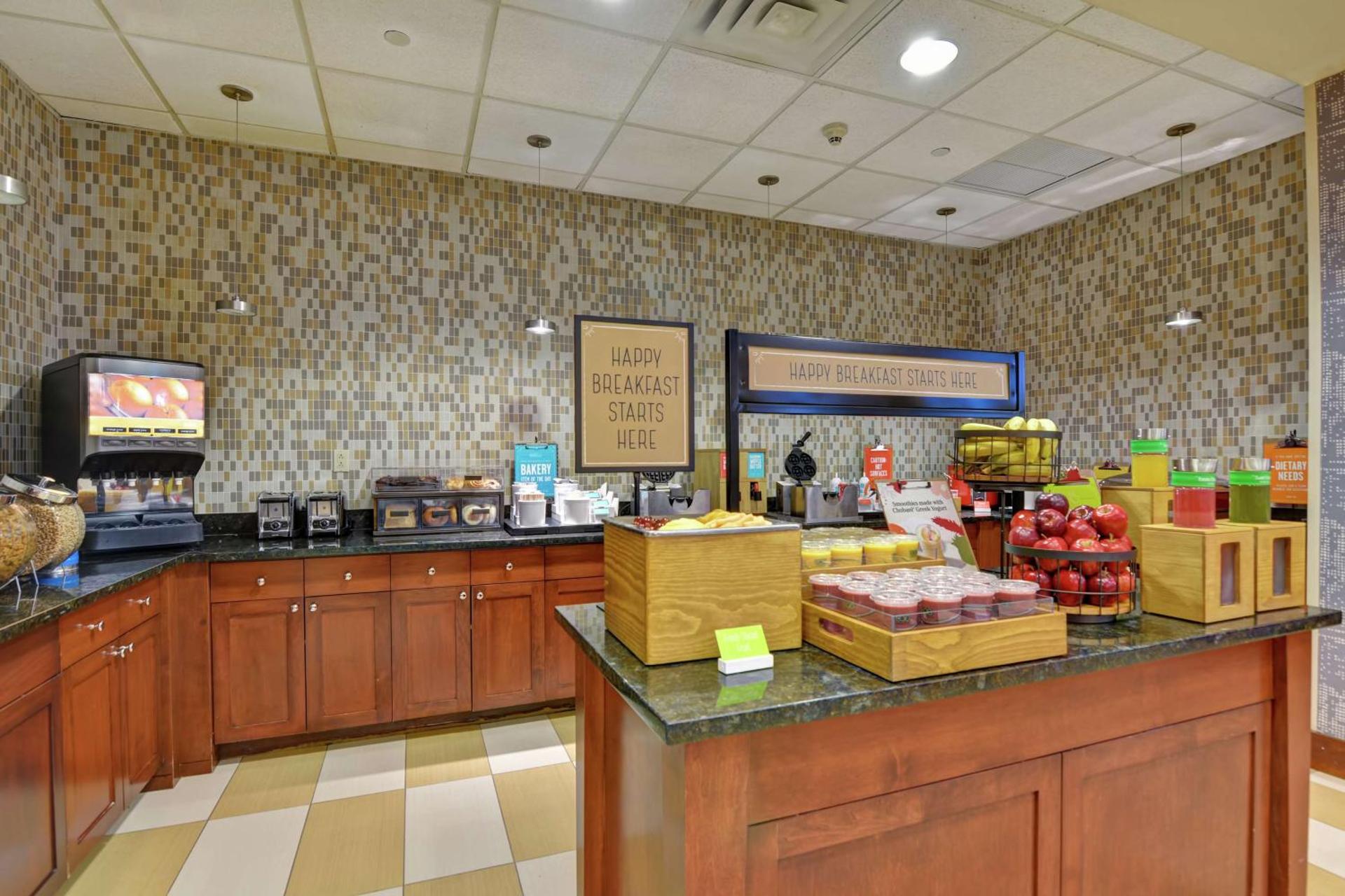 Hampton Inn & Suites Newark-Harrison-Riverwalk - Photo 7
