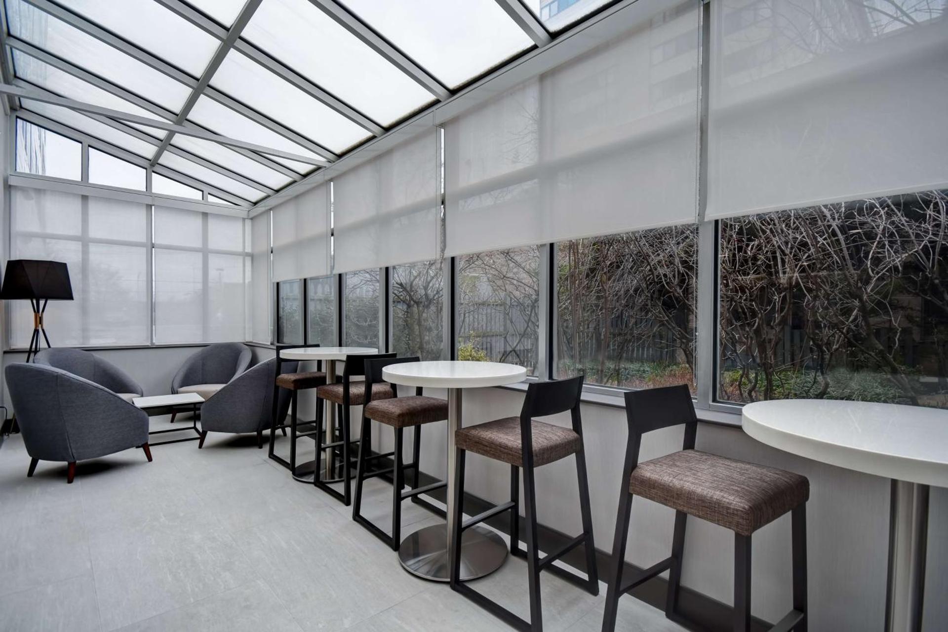 Hampton Inn NY-JFK - Photo 4