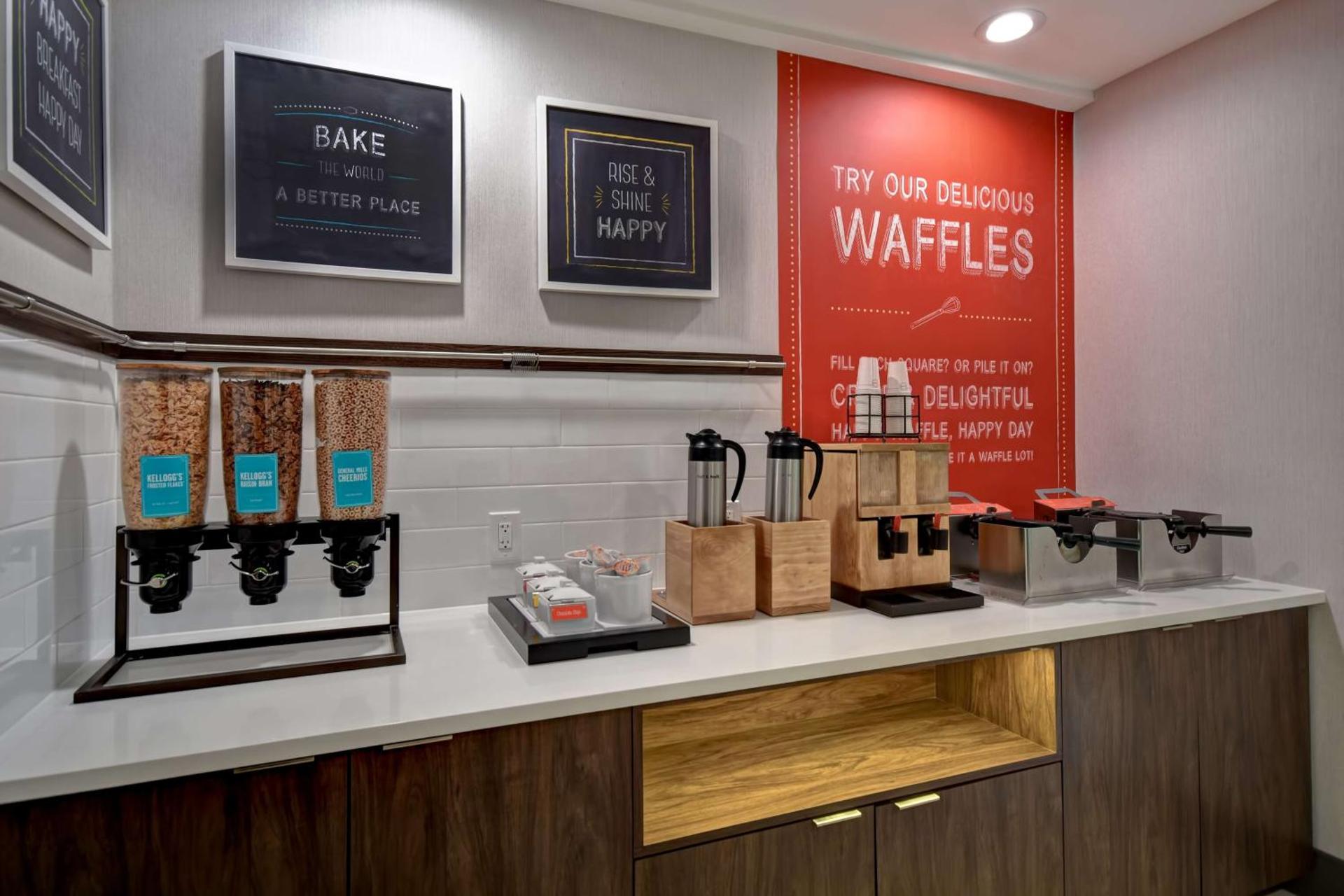 Hampton Inn NY-JFK - Photo 8