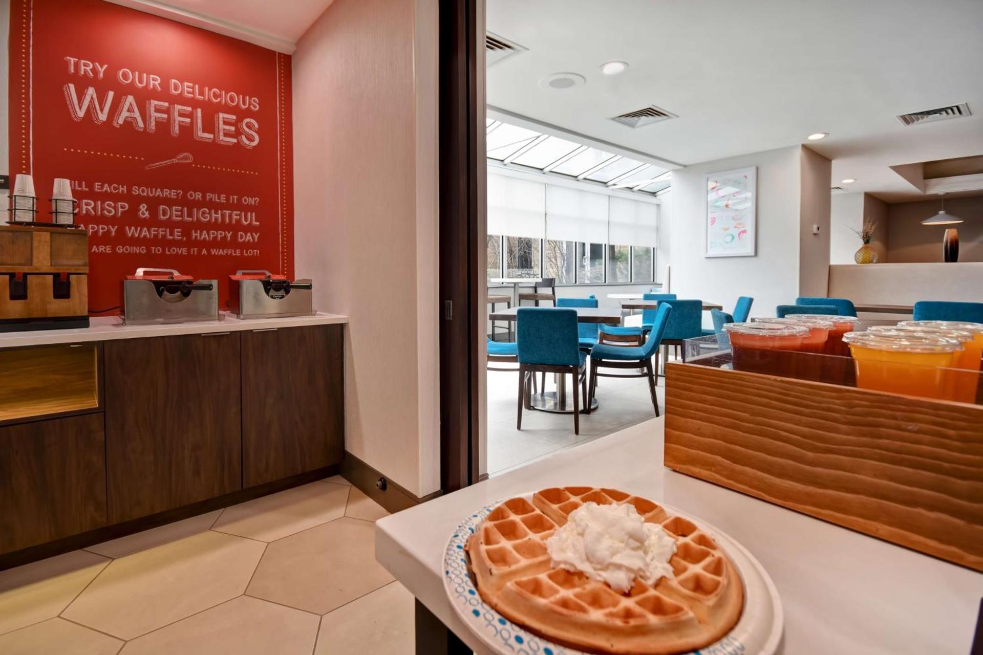 Hampton Inn NY-JFK - Photo 10