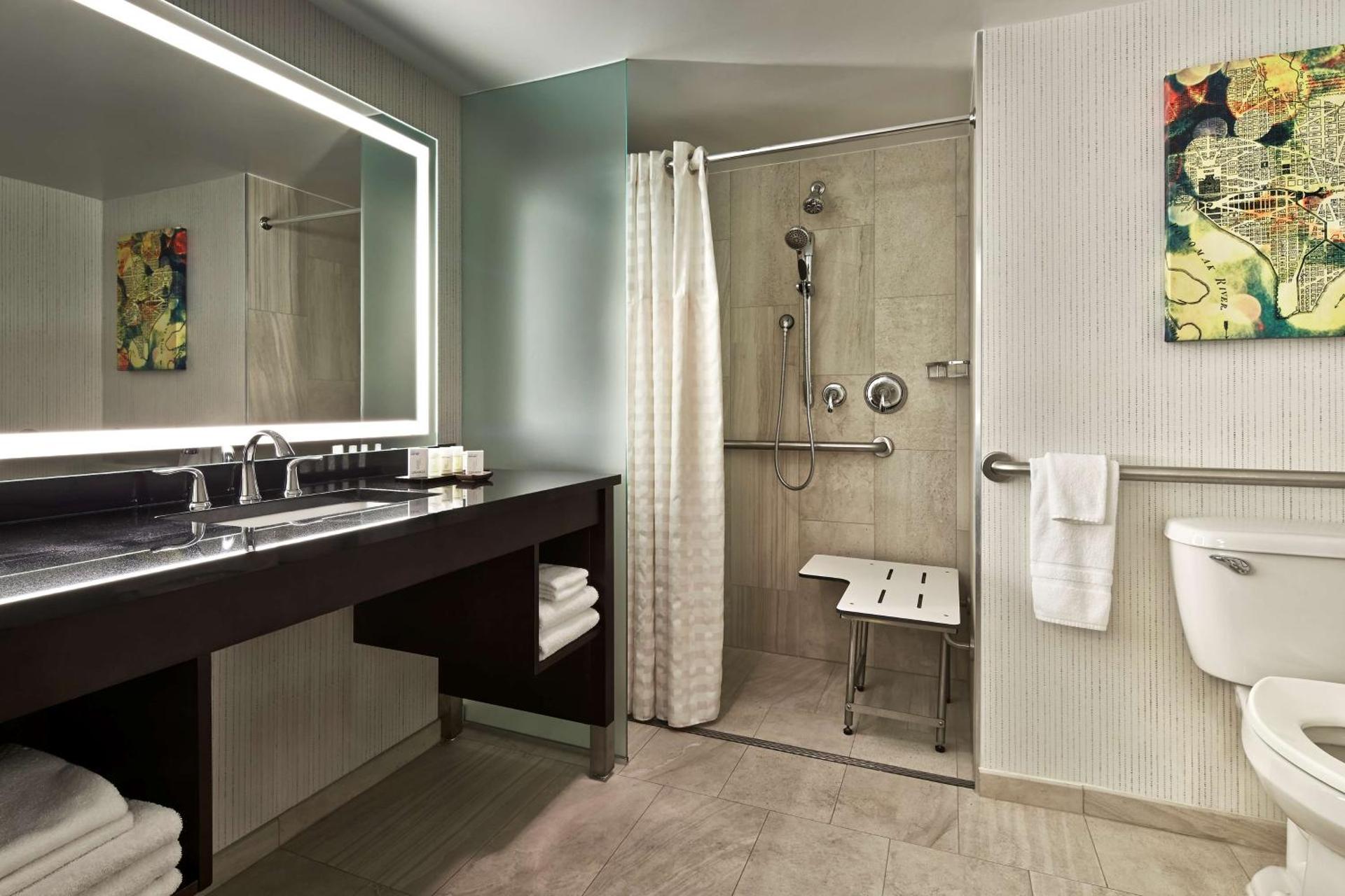 Embassy Suites by Hilton Washington DC Chevy Chase Pavilion - Photo 14