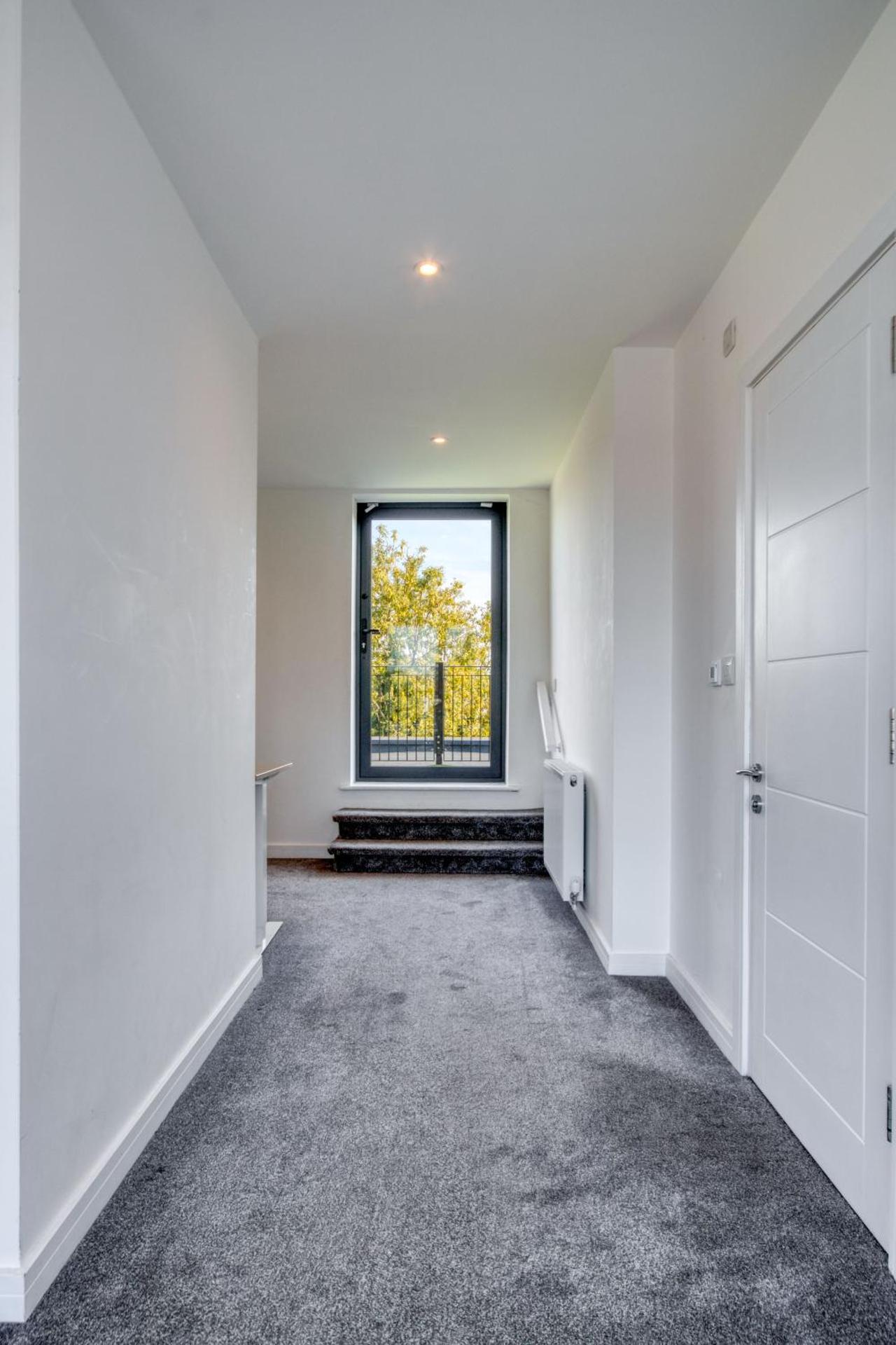Modern Penthouse in Wembley - Photo 4
