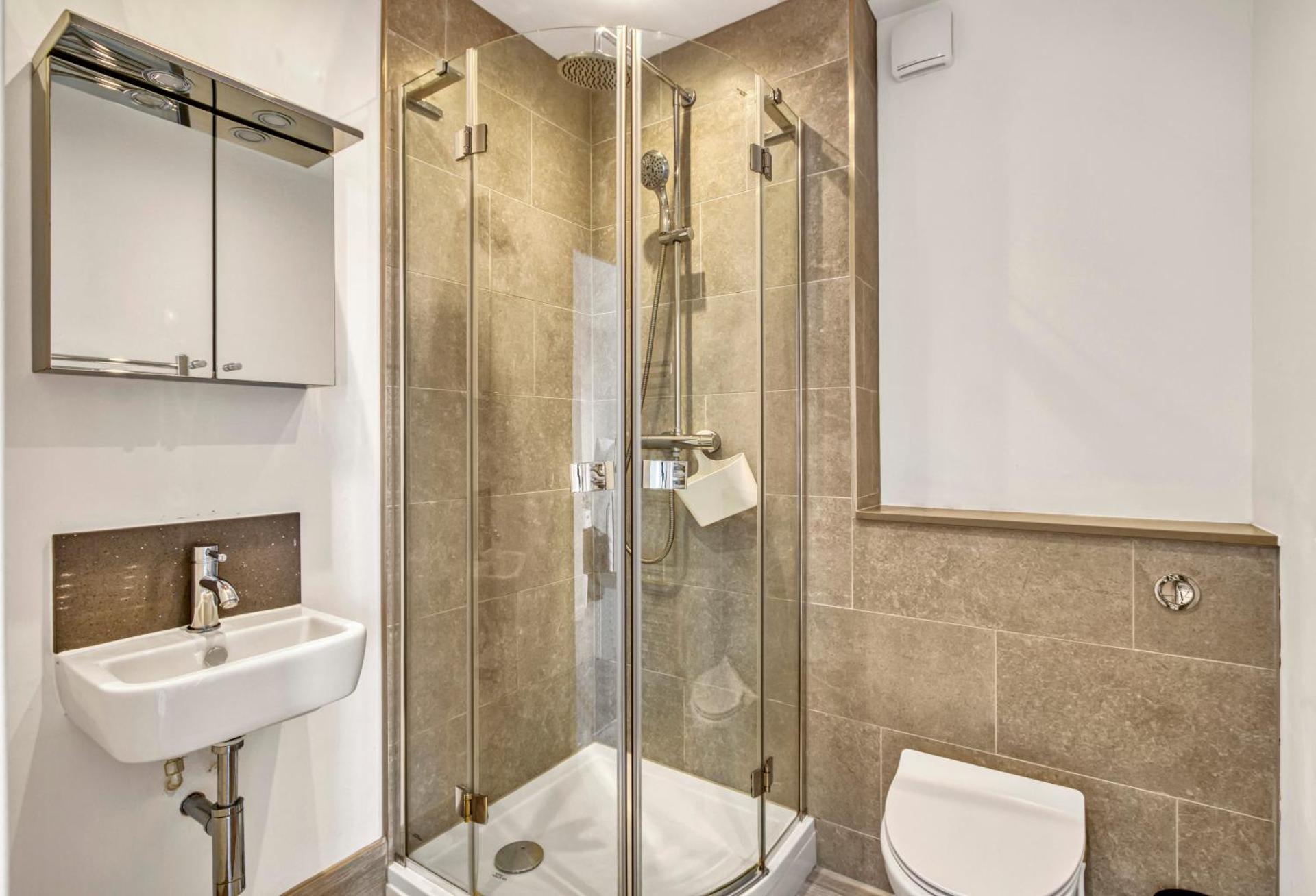 Modern Penthouse in Wembley - Photo 8