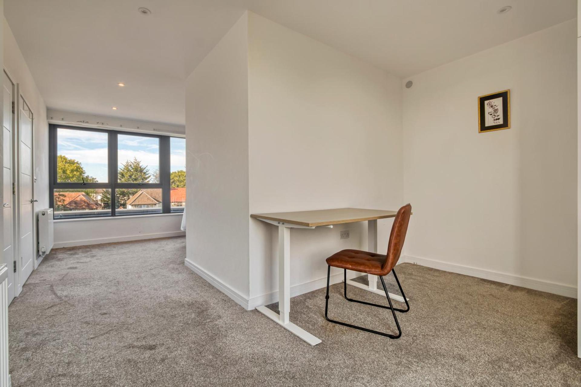 Modern Penthouse in Wembley - Photo 6