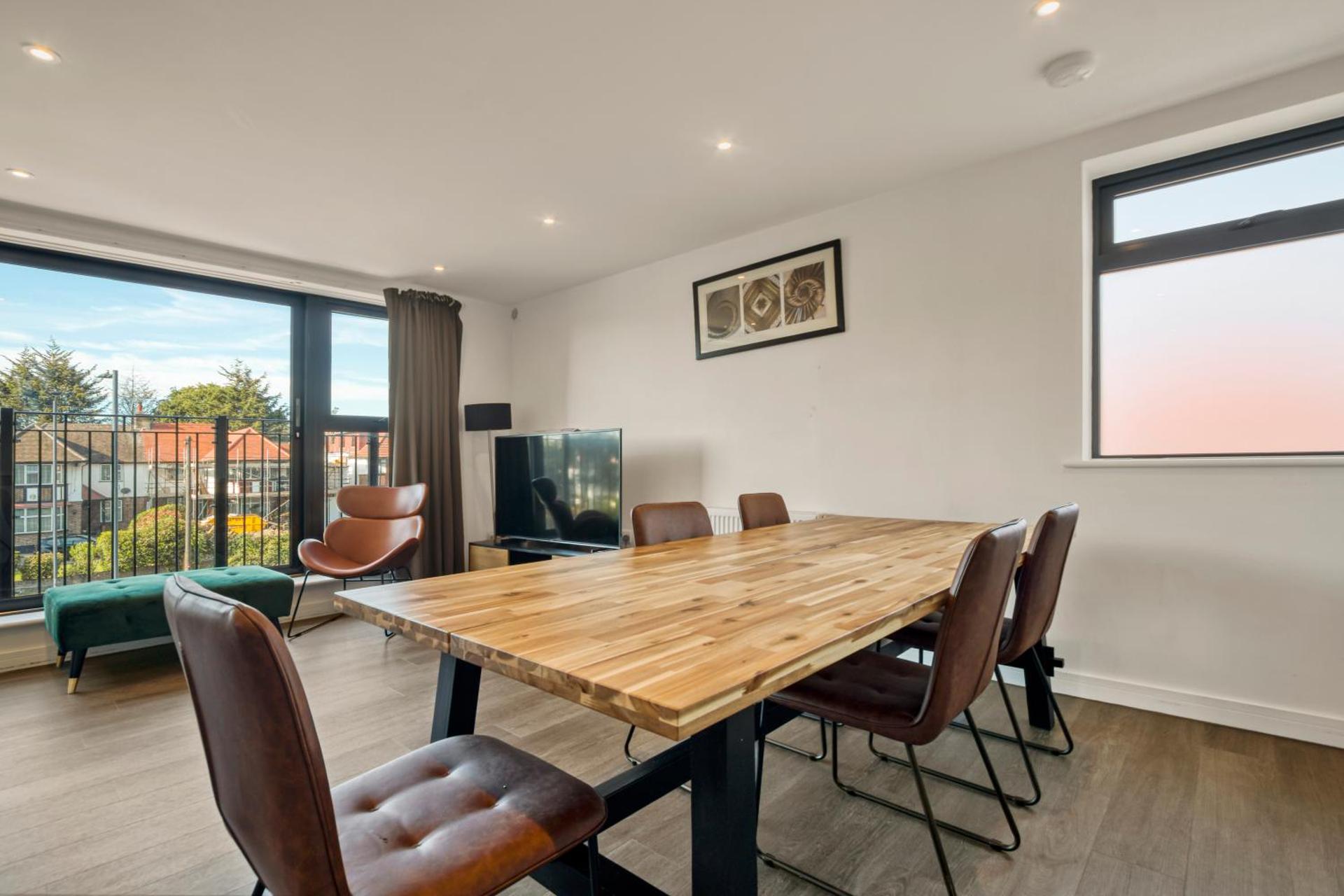 Modern Penthouse in Wembley - Photo 2