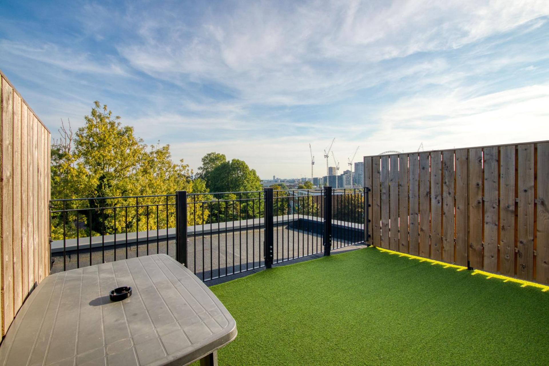 Modern Penthouse in Wembley - Photo 23
