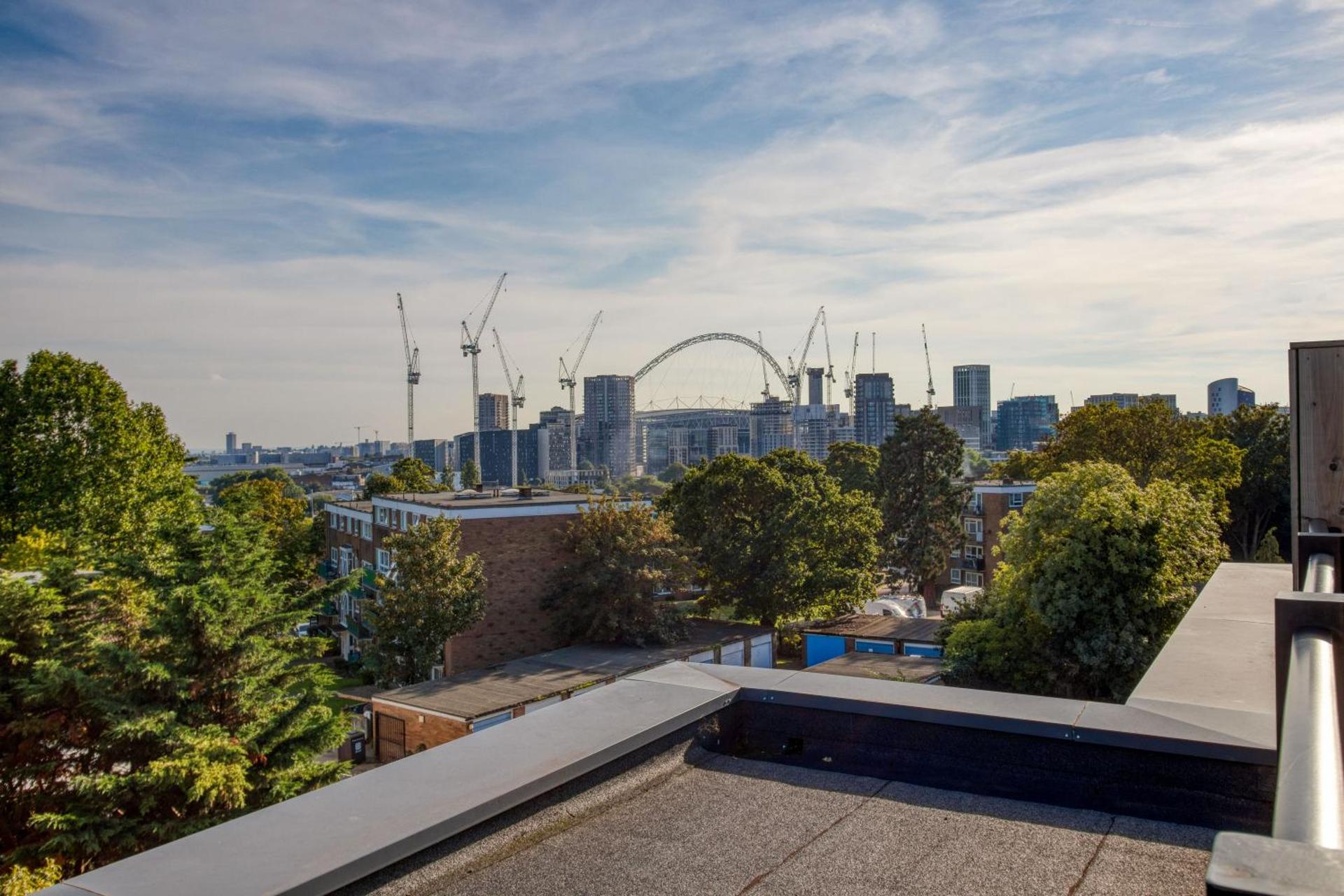 Modern Penthouse in Wembley - Photo 21