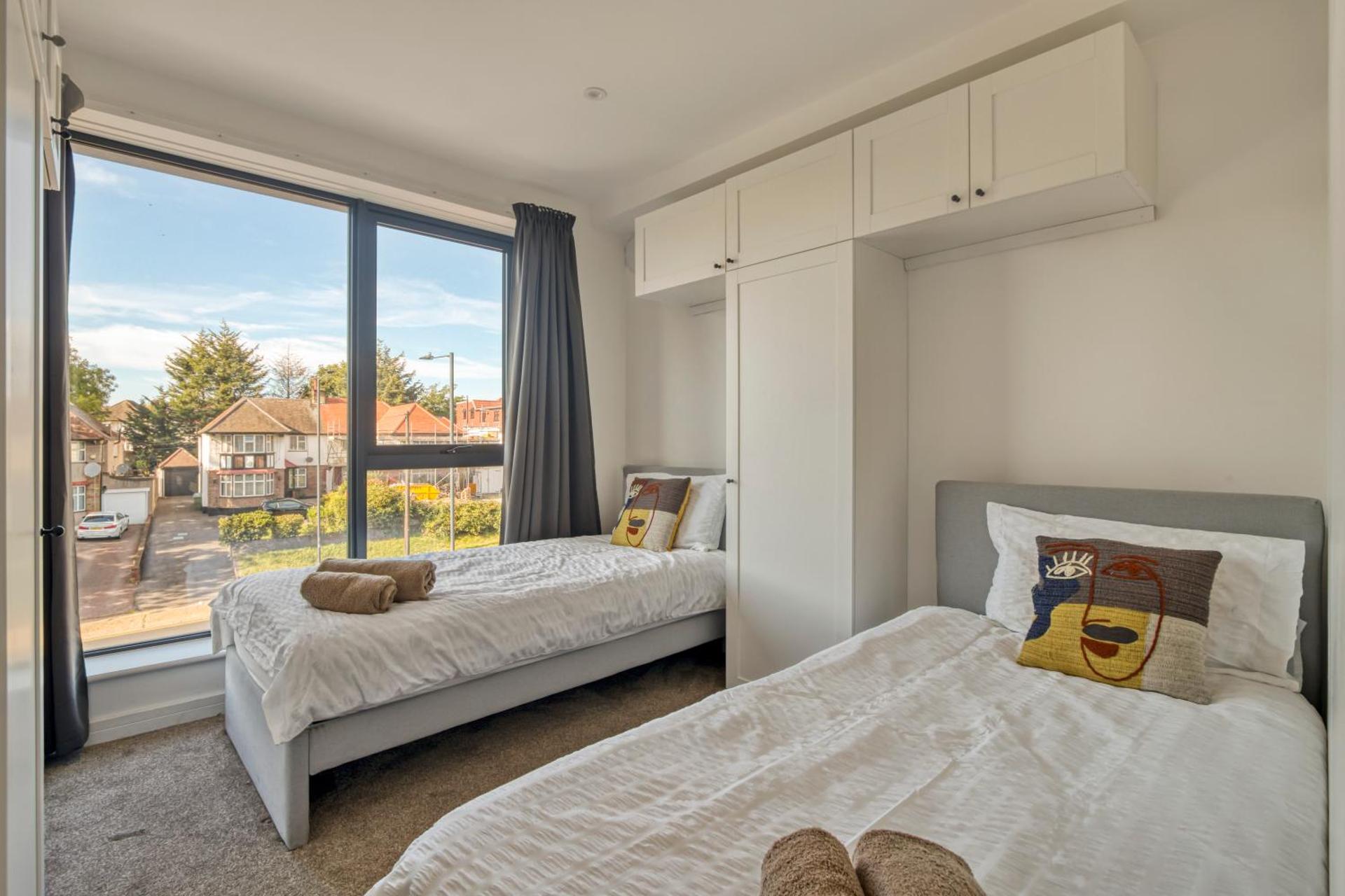Modern Penthouse in Wembley - Photo 16