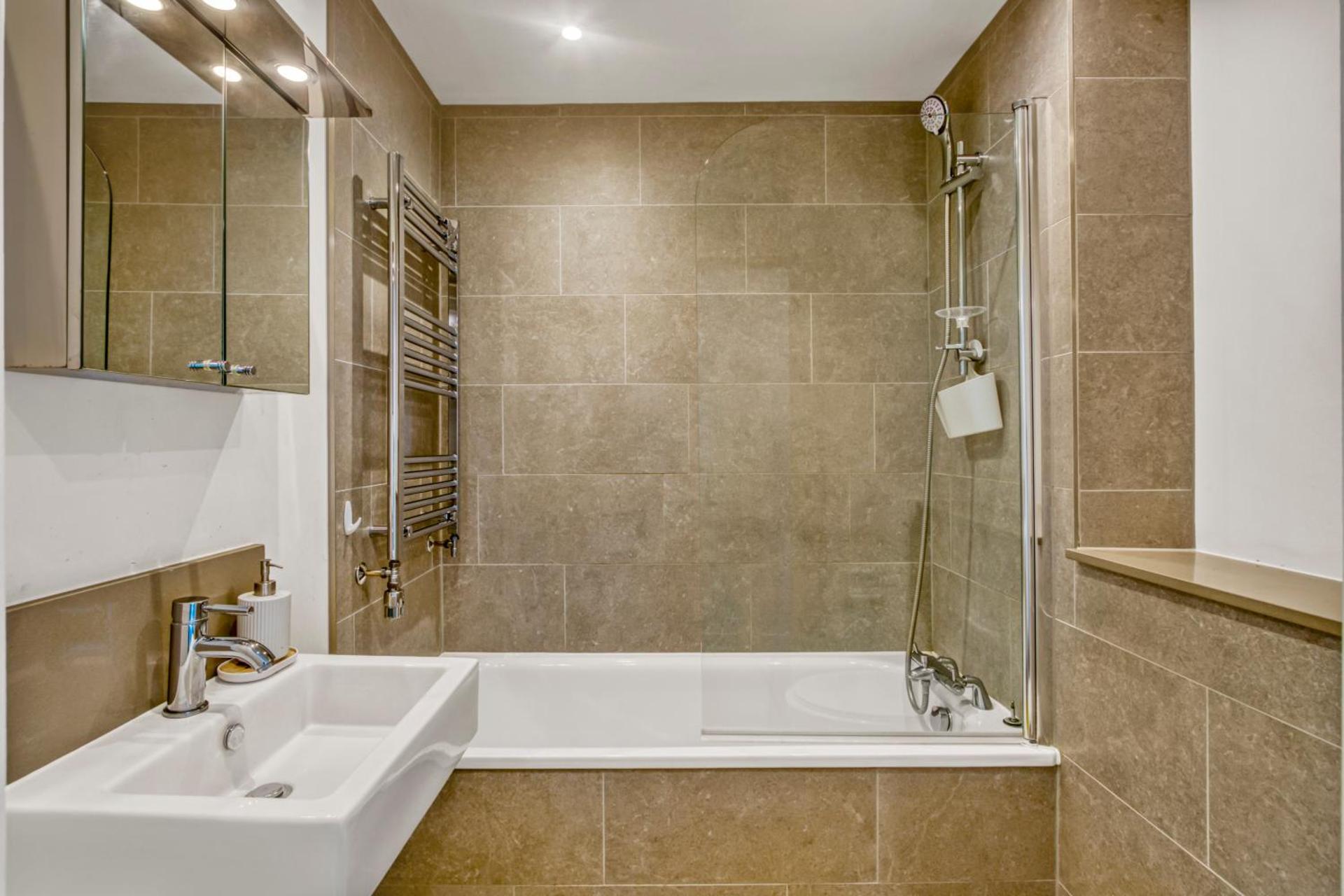 Modern Penthouse in Wembley - Photo 20