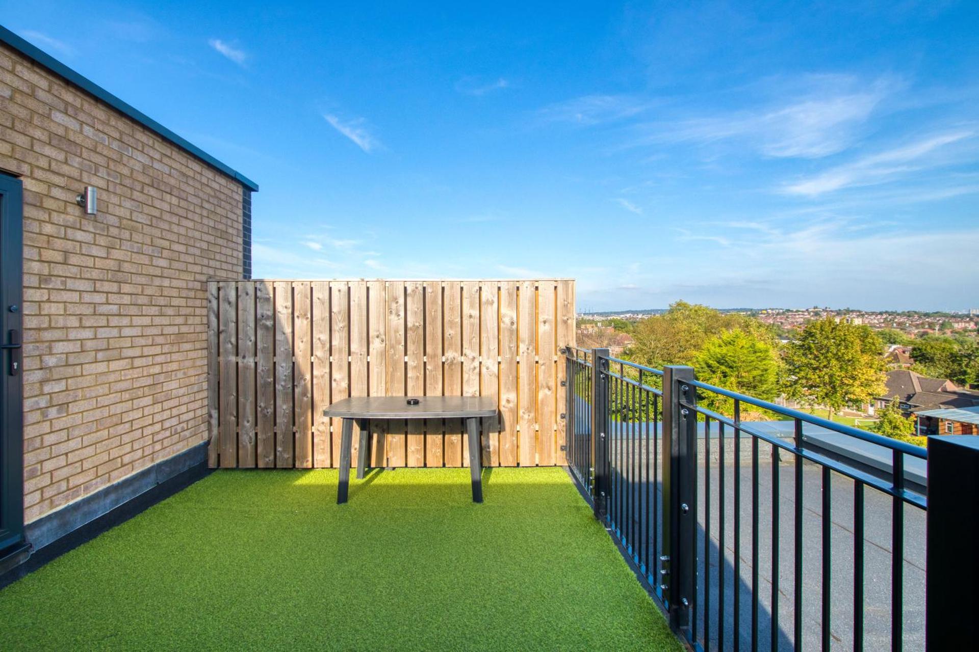 Modern Penthouse in Wembley - Photo 17